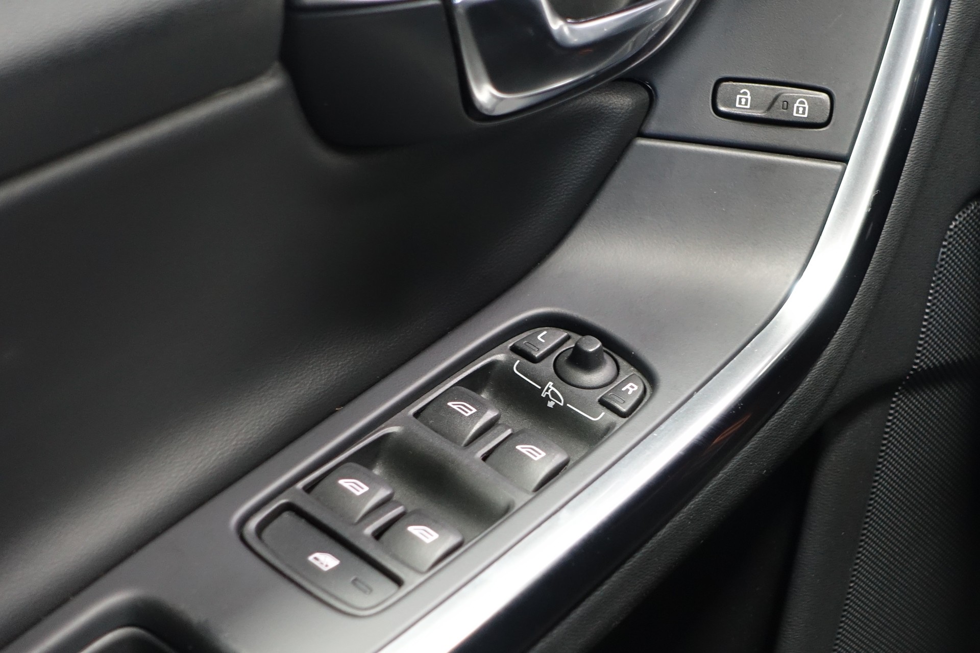 VOLVO S60 2.0 D4 R-Design S/S-image-19