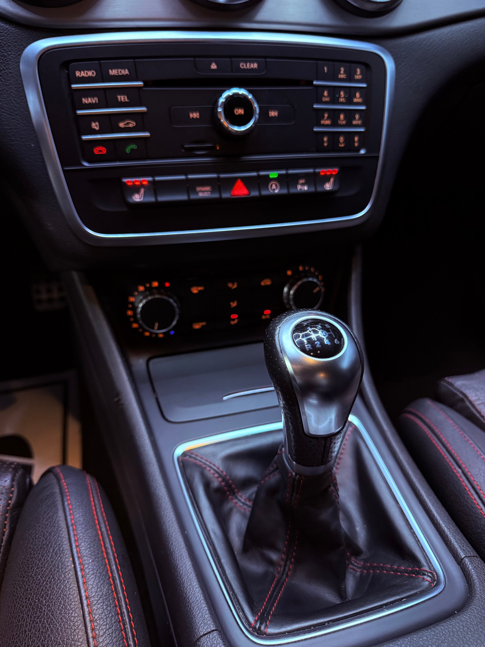 MERCEDES-BENZ CLA 200 AMG Line-image-17