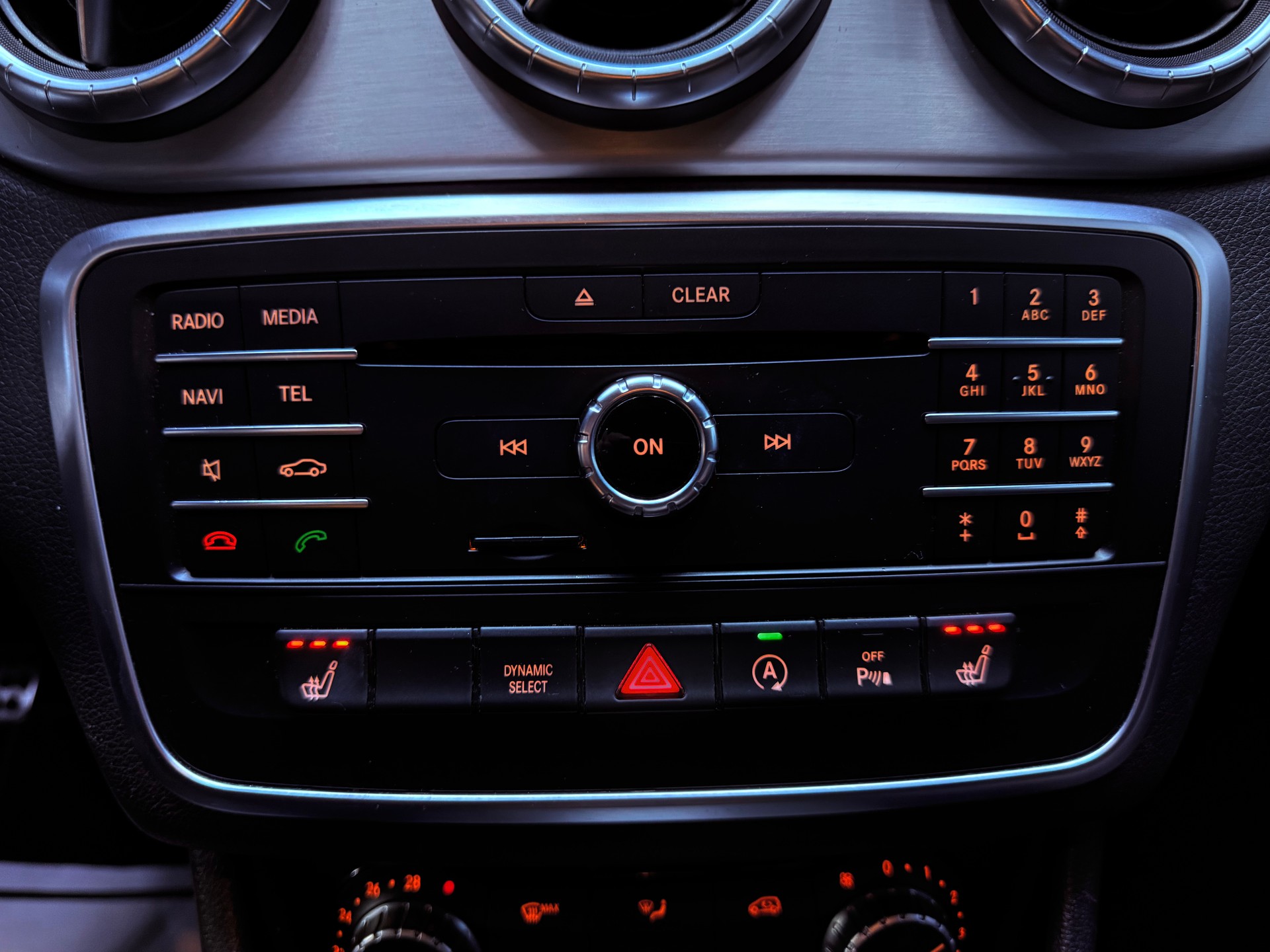 MERCEDES-BENZ CLA 200 AMG Line-image-18