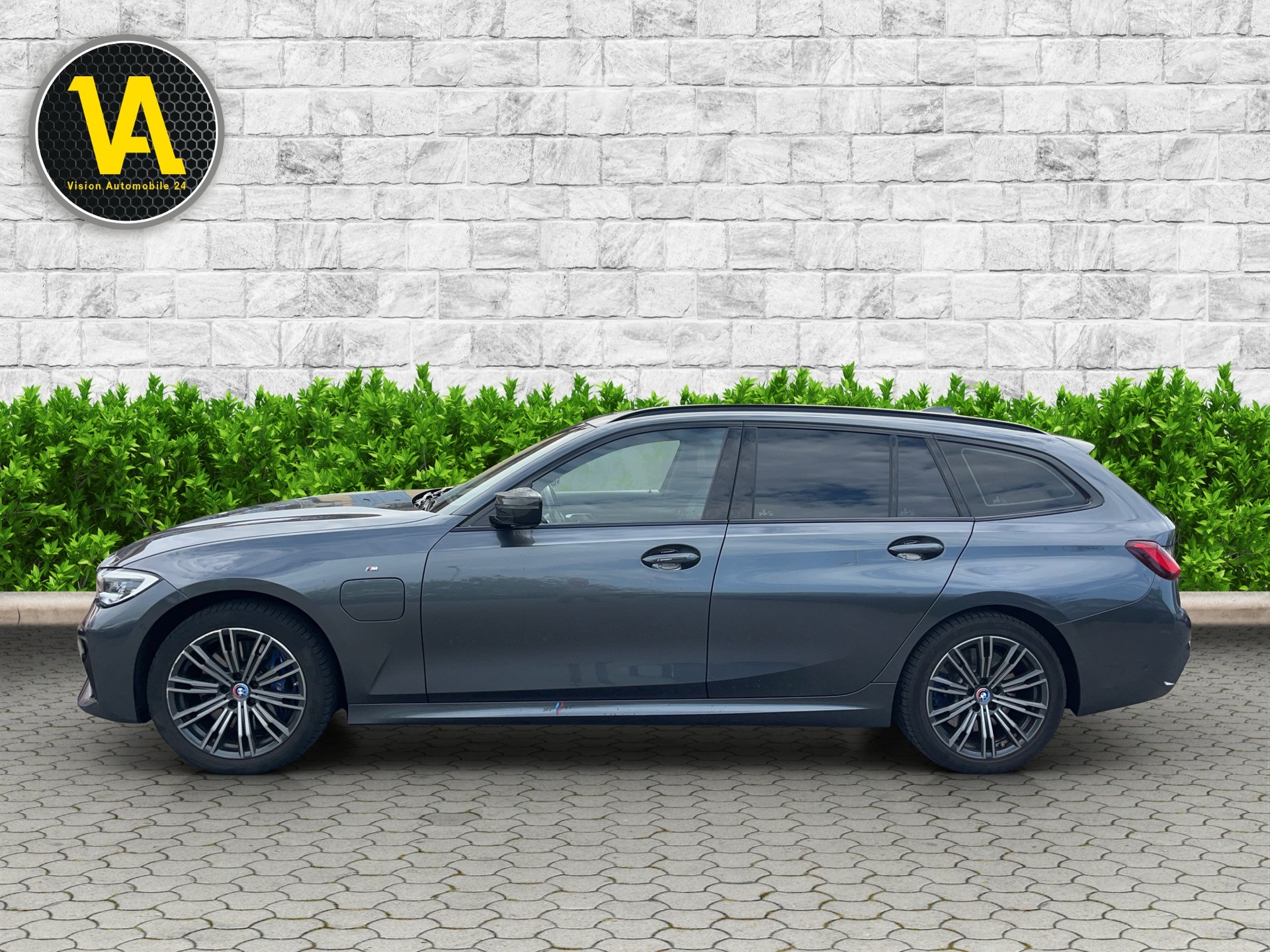 BMW 330e x DriveTouring M Sport Steptronic-image-7