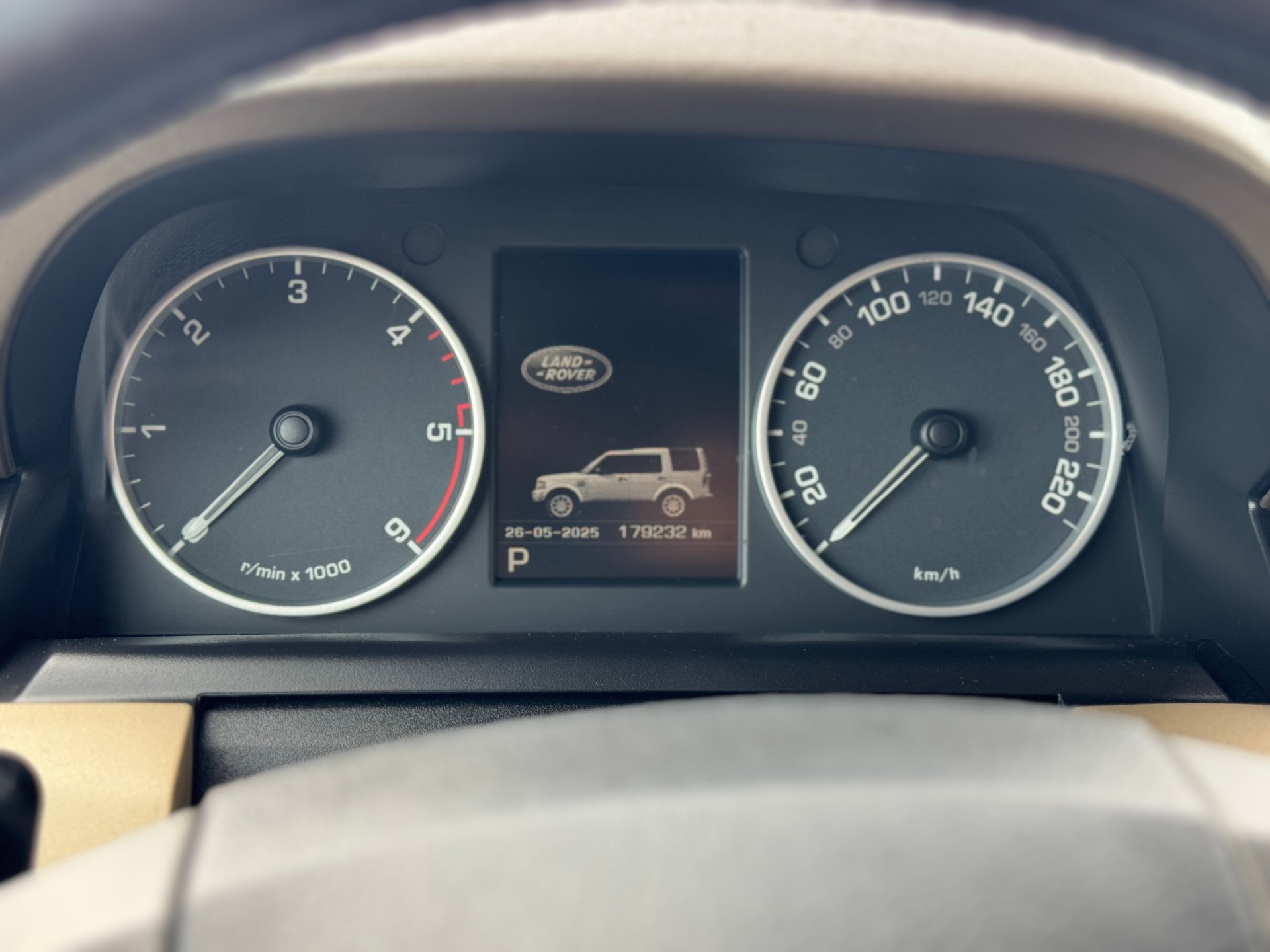 LAND ROVER Discovery 3.0 TDV6 S Automatic-image-11