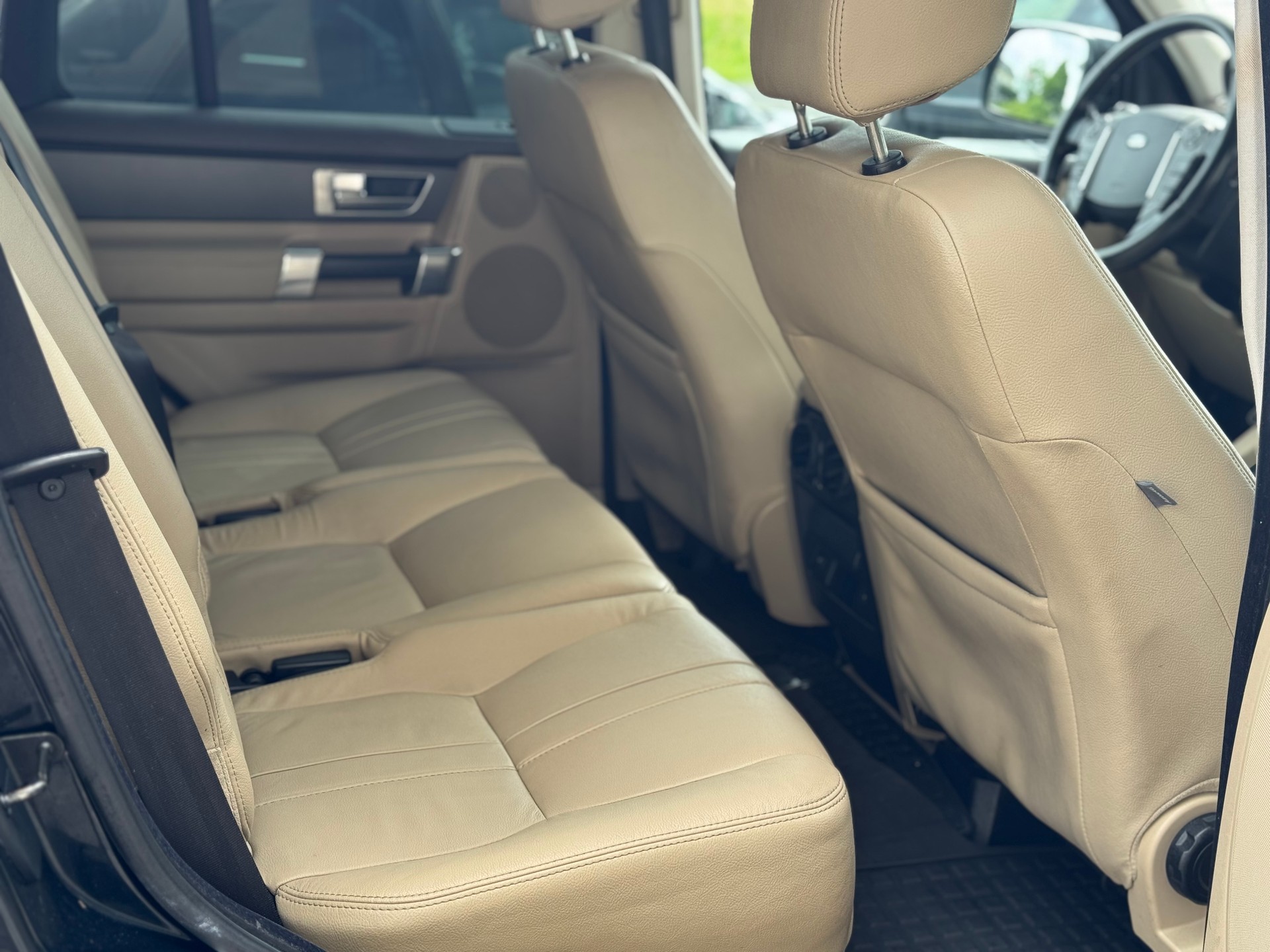 LAND ROVER Discovery 3.0 TDV6 S Automatic-image-7