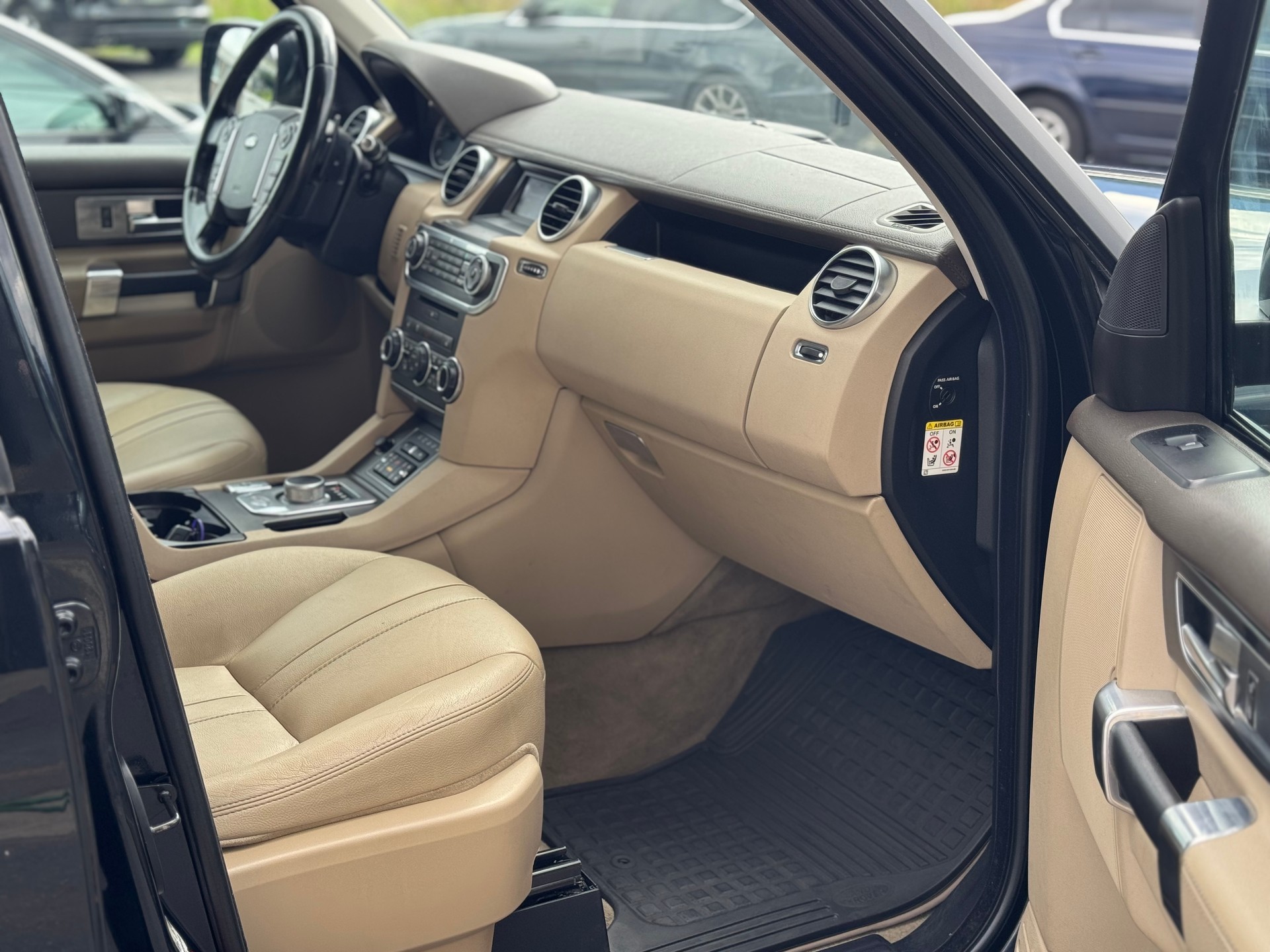 LAND ROVER Discovery 3.0 TDV6 S Automatic-image-9