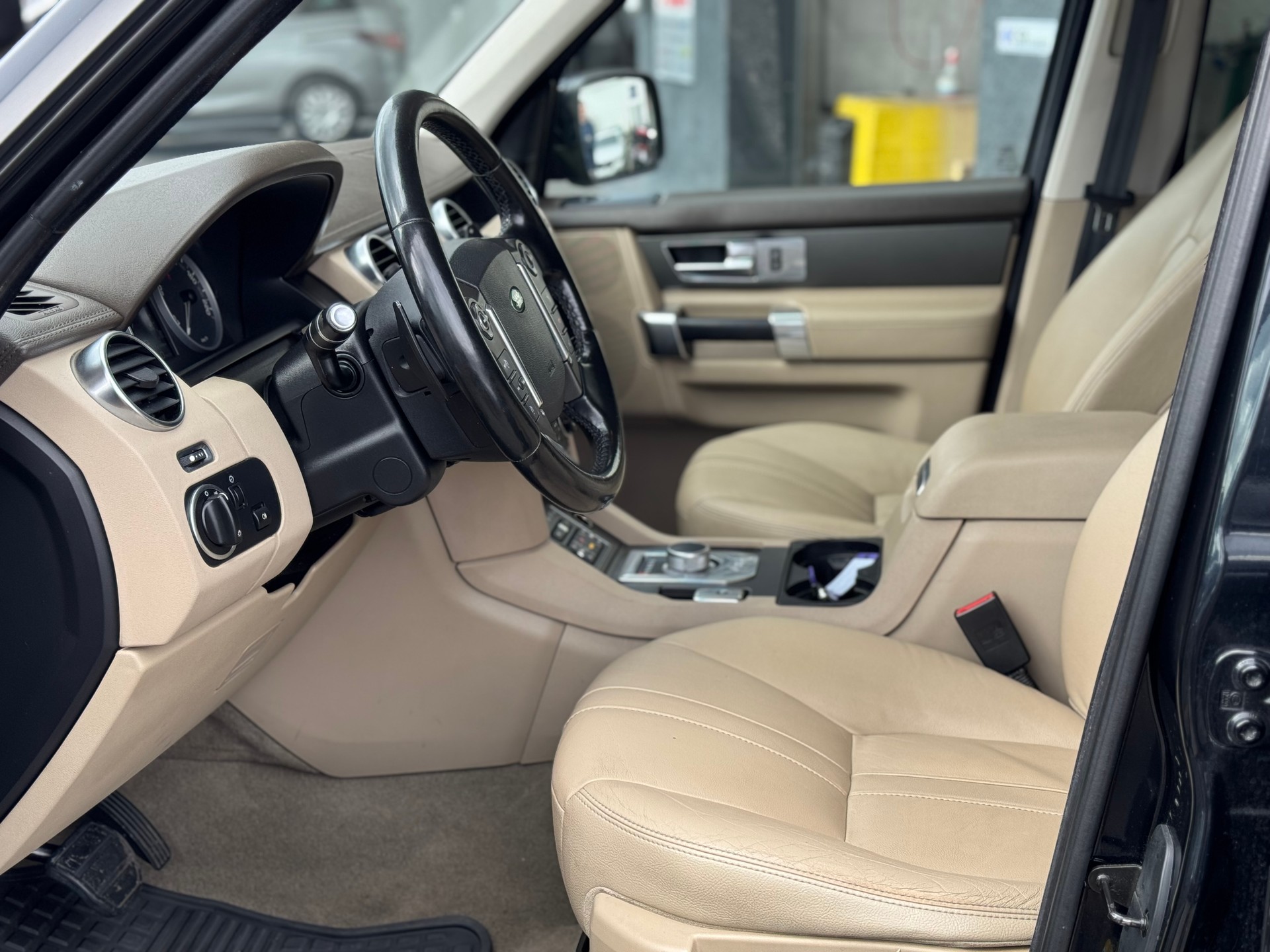 LAND ROVER Discovery 3.0 TDV6 S Automatic-image-10