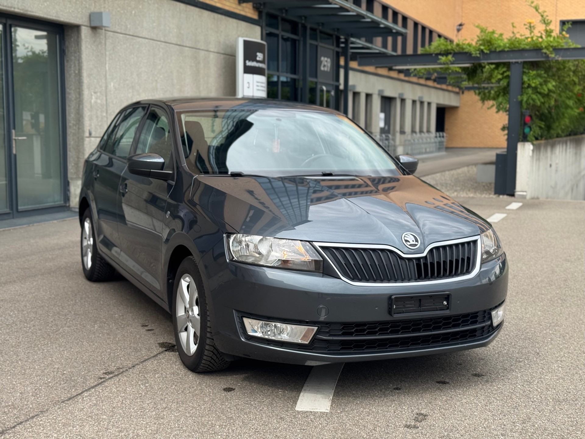 SKODA Rapid Spaceback 1.4 TSI Elegance DSG-showroom-element-3