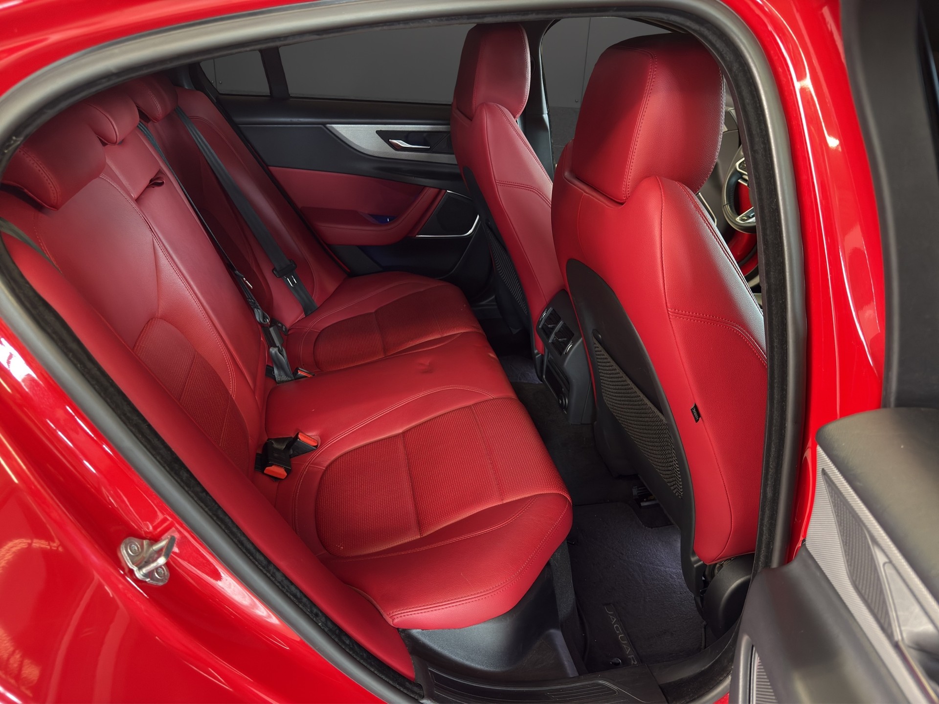 JAGUAR XE 2.0 R-Dynamic SE P250 RWD Automat-image-9