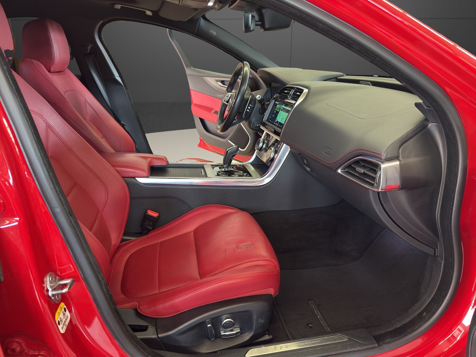 JAGUAR XE 2.0 R-Dynamic SE P250 RWD Automat-image-11