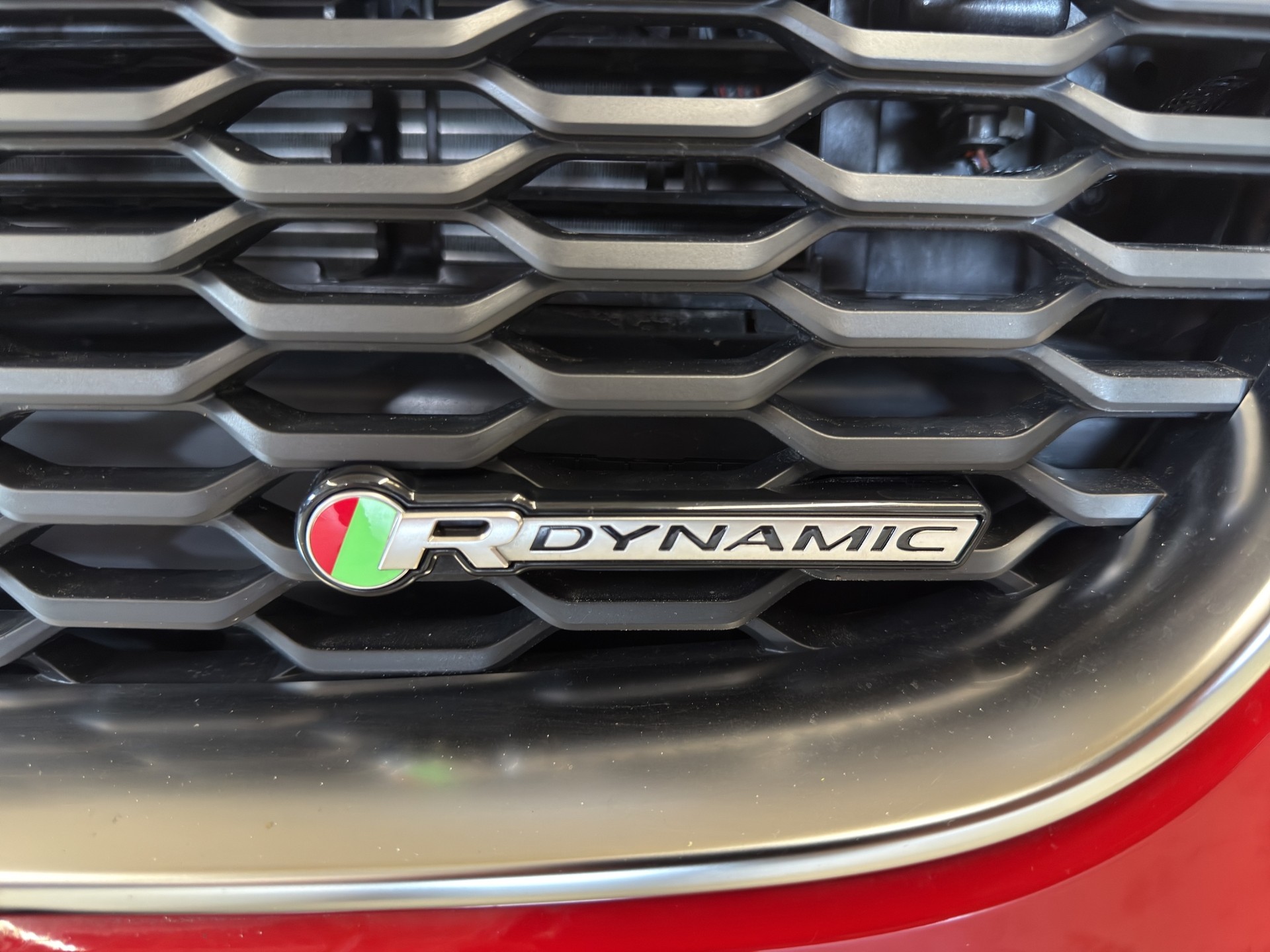 JAGUAR XE 2.0 R-Dynamic SE P250 RWD Automat-image-1