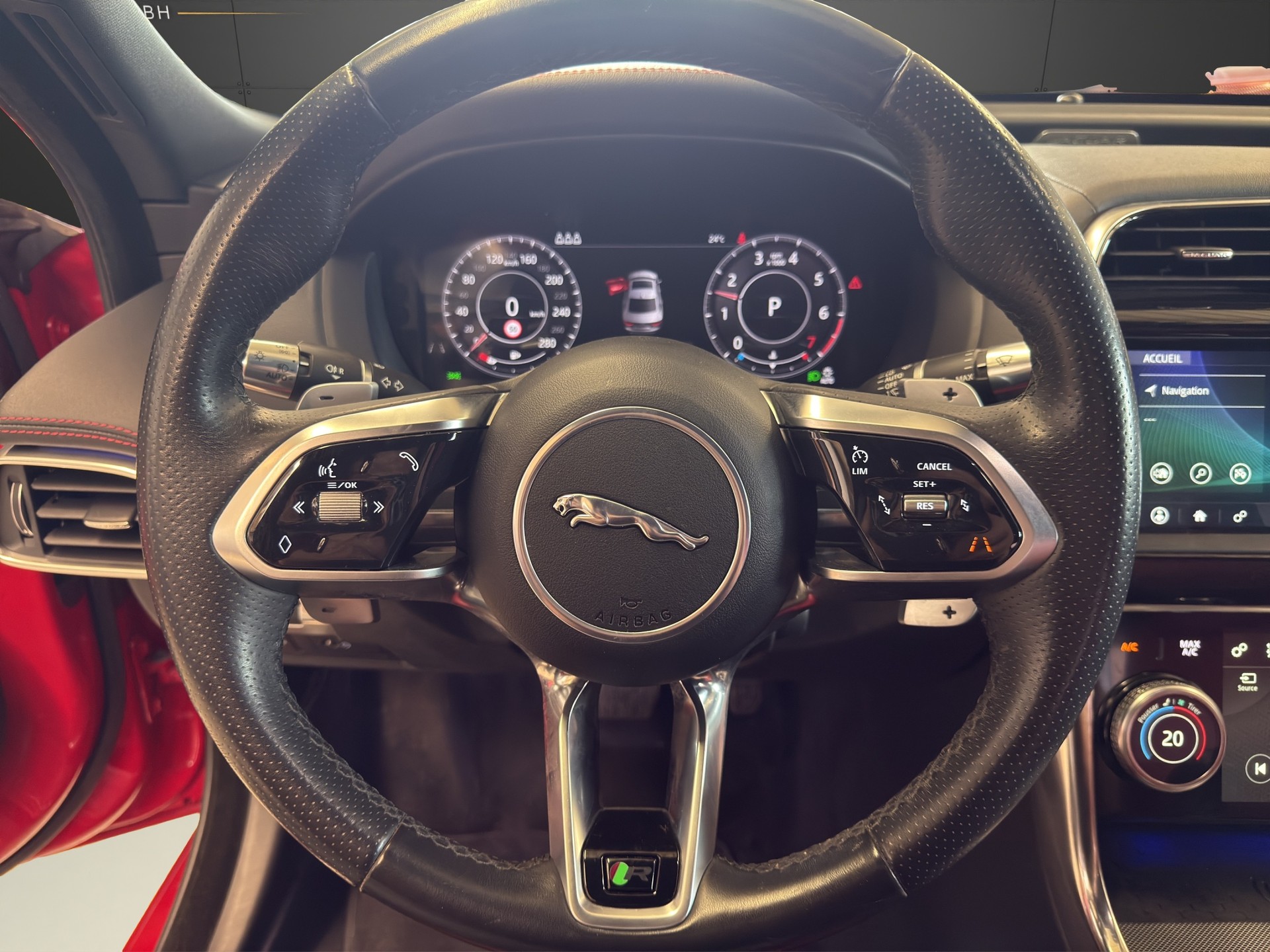 JAGUAR XE 2.0 R-Dynamic SE P250 RWD Automat-image-13