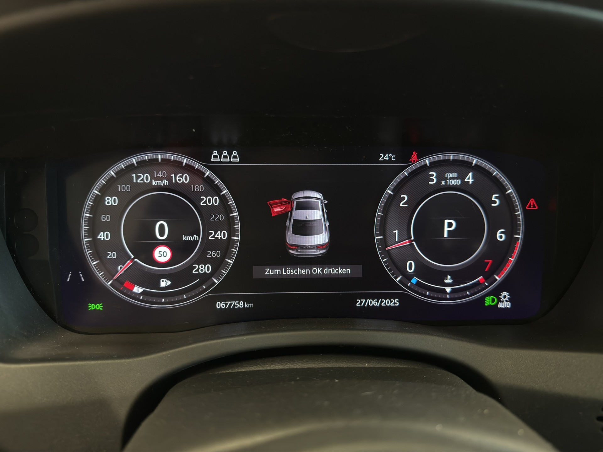 JAGUAR XE 2.0 R-Dynamic SE P250 RWD Automat-image-15