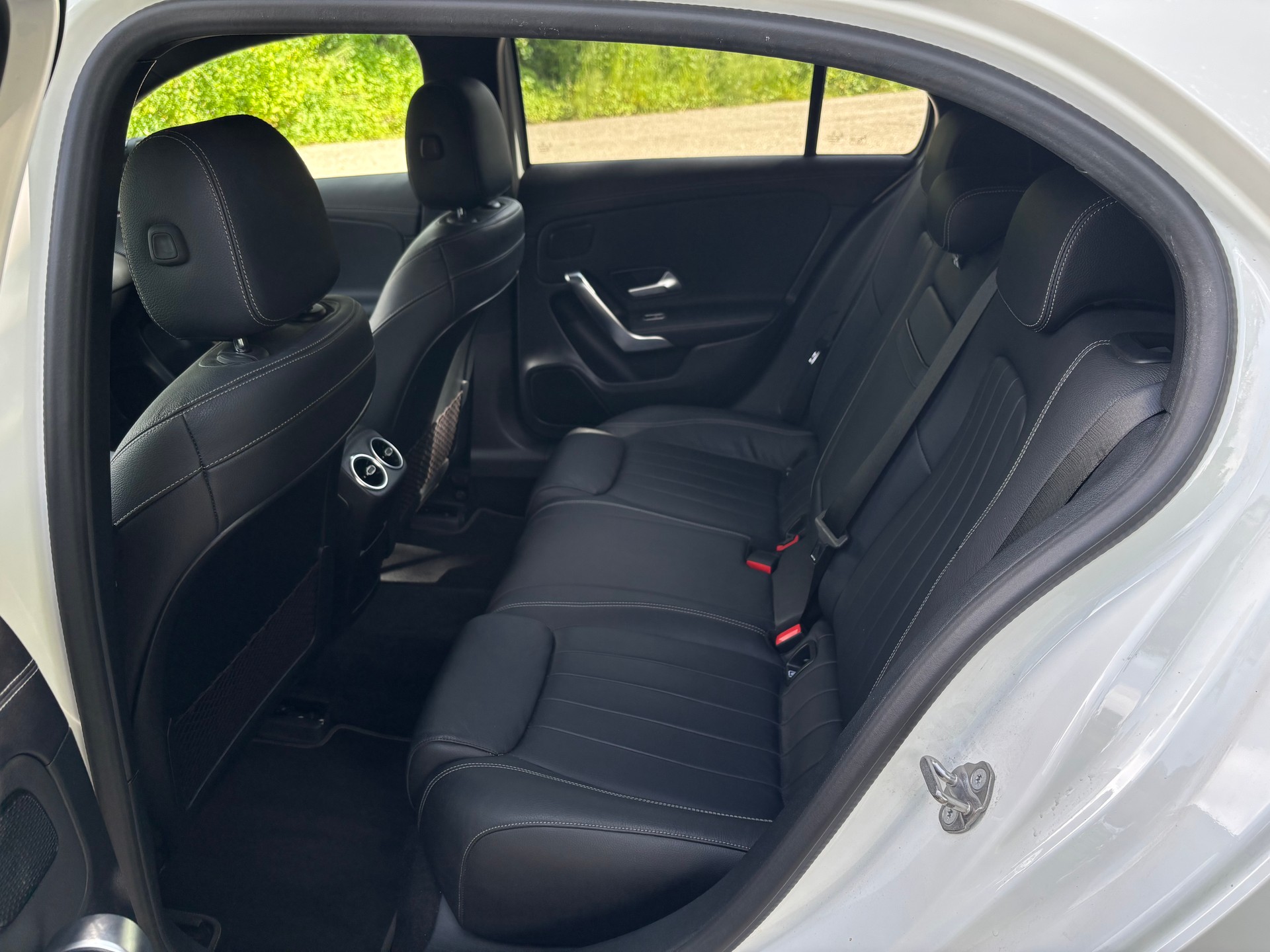 MERCEDES-BENZ A 220 4m-image-4