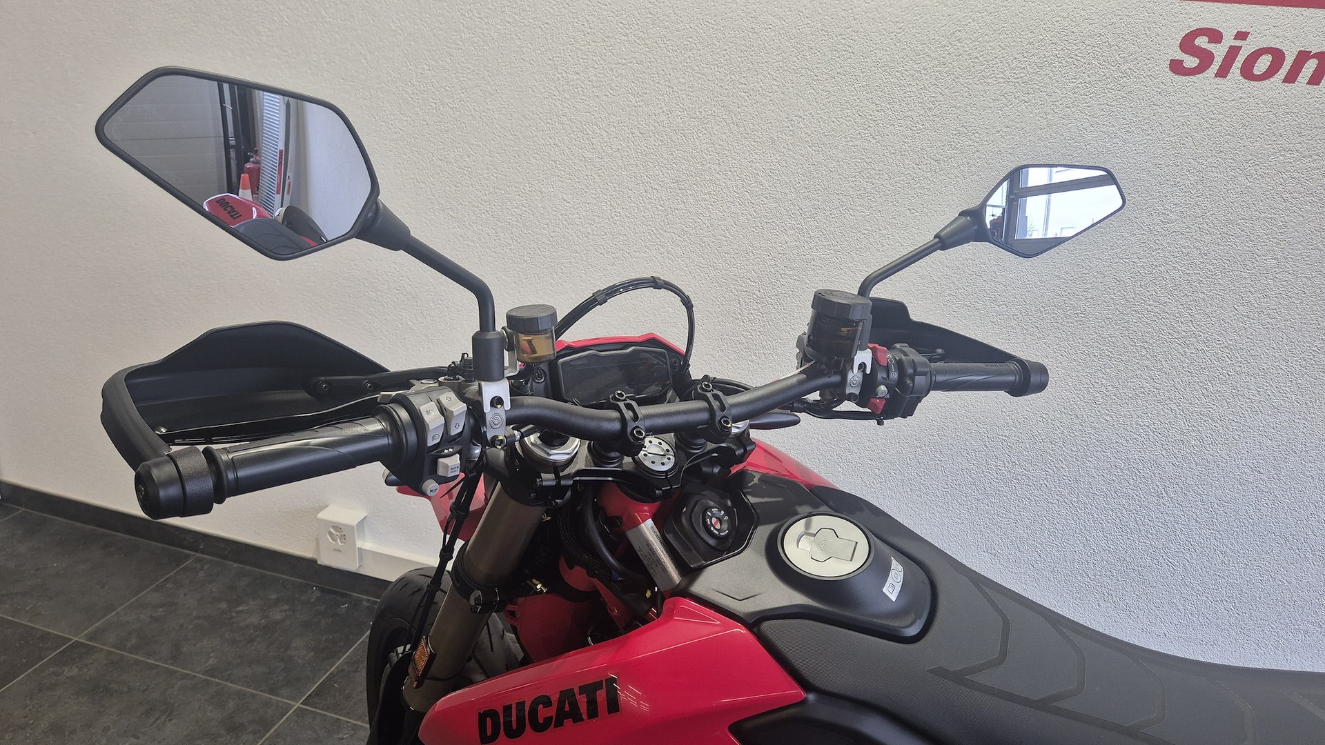 DUCATI 698 Hypermotard Mono-showroom-element-1