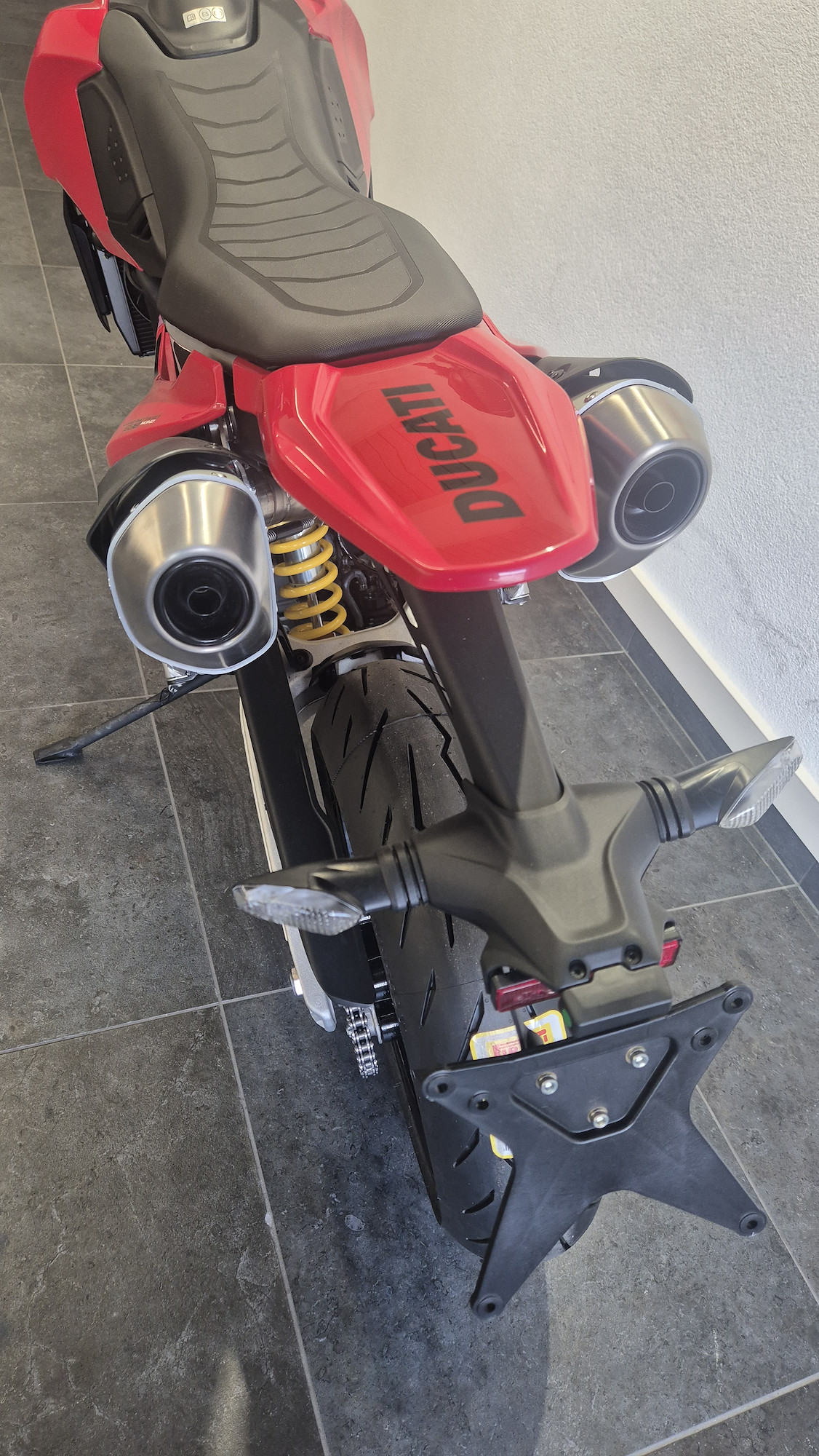 DUCATI 698 Hypermotard Mono-showroom-element-2