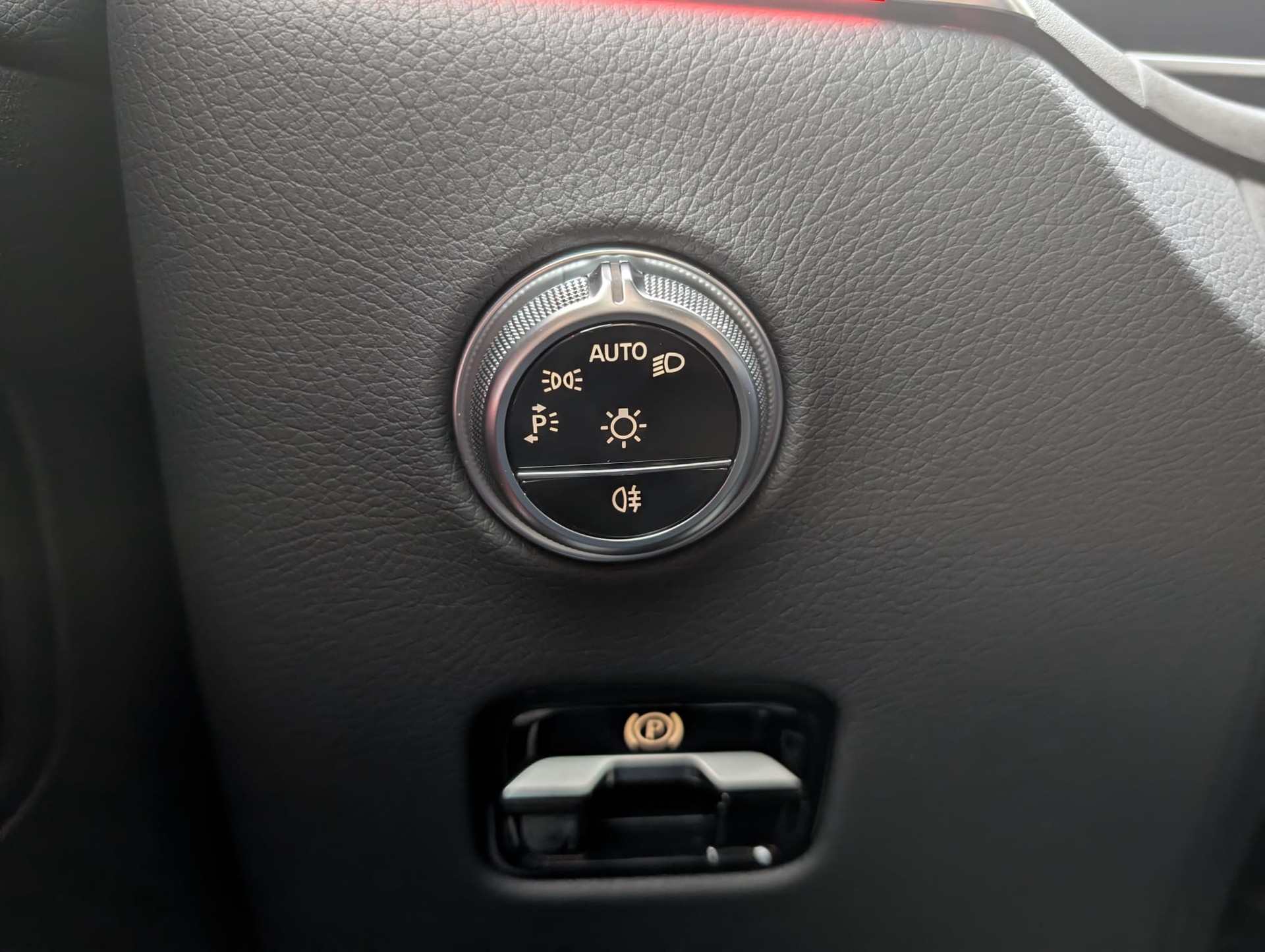 MERCEDES-BENZ GLC 300 4Matic AMG Line 9G-Tronic-image-11