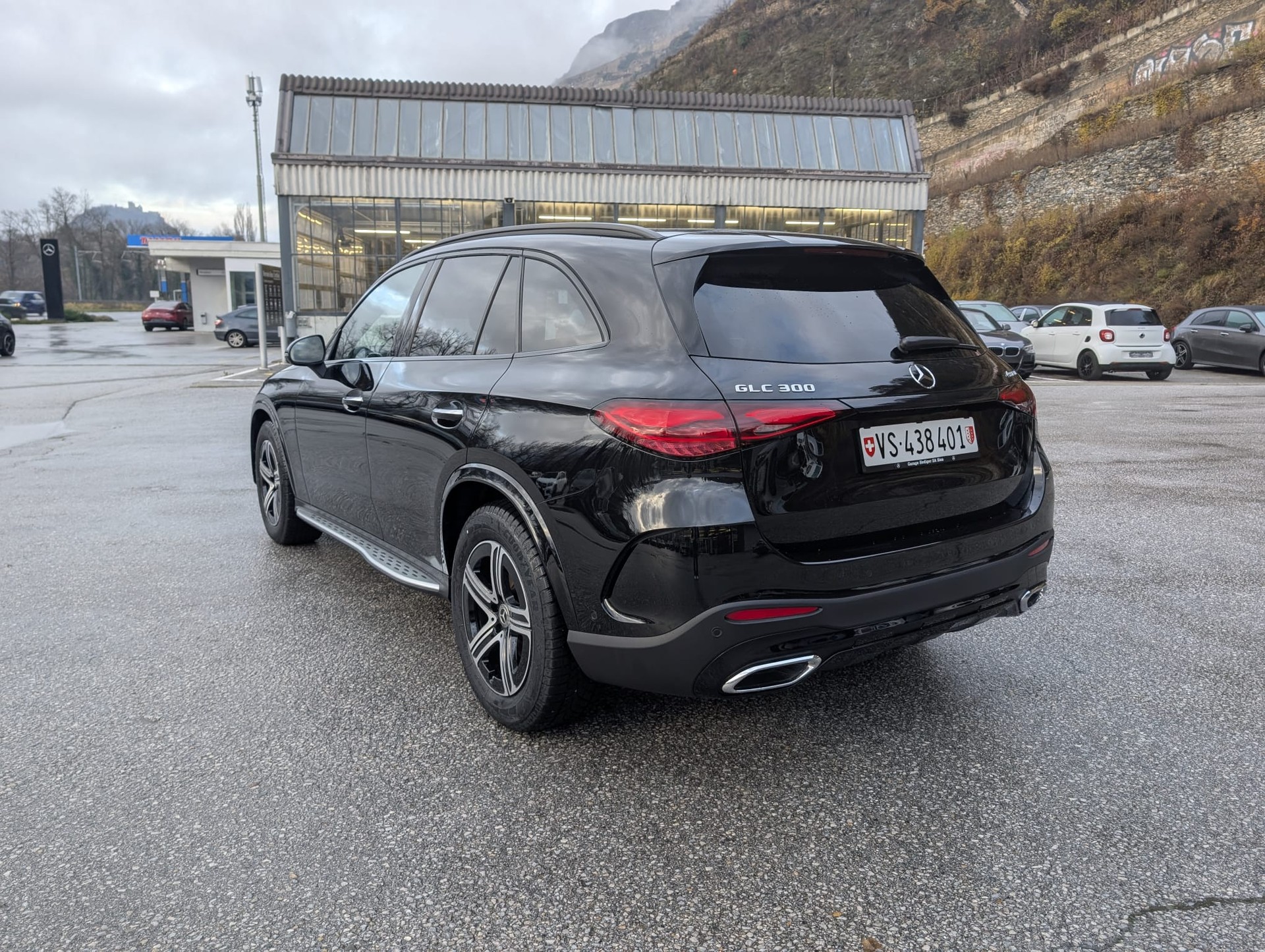MERCEDES-BENZ GLC 300 4Matic AMG Line 9G-Tronic-showroom-element-2