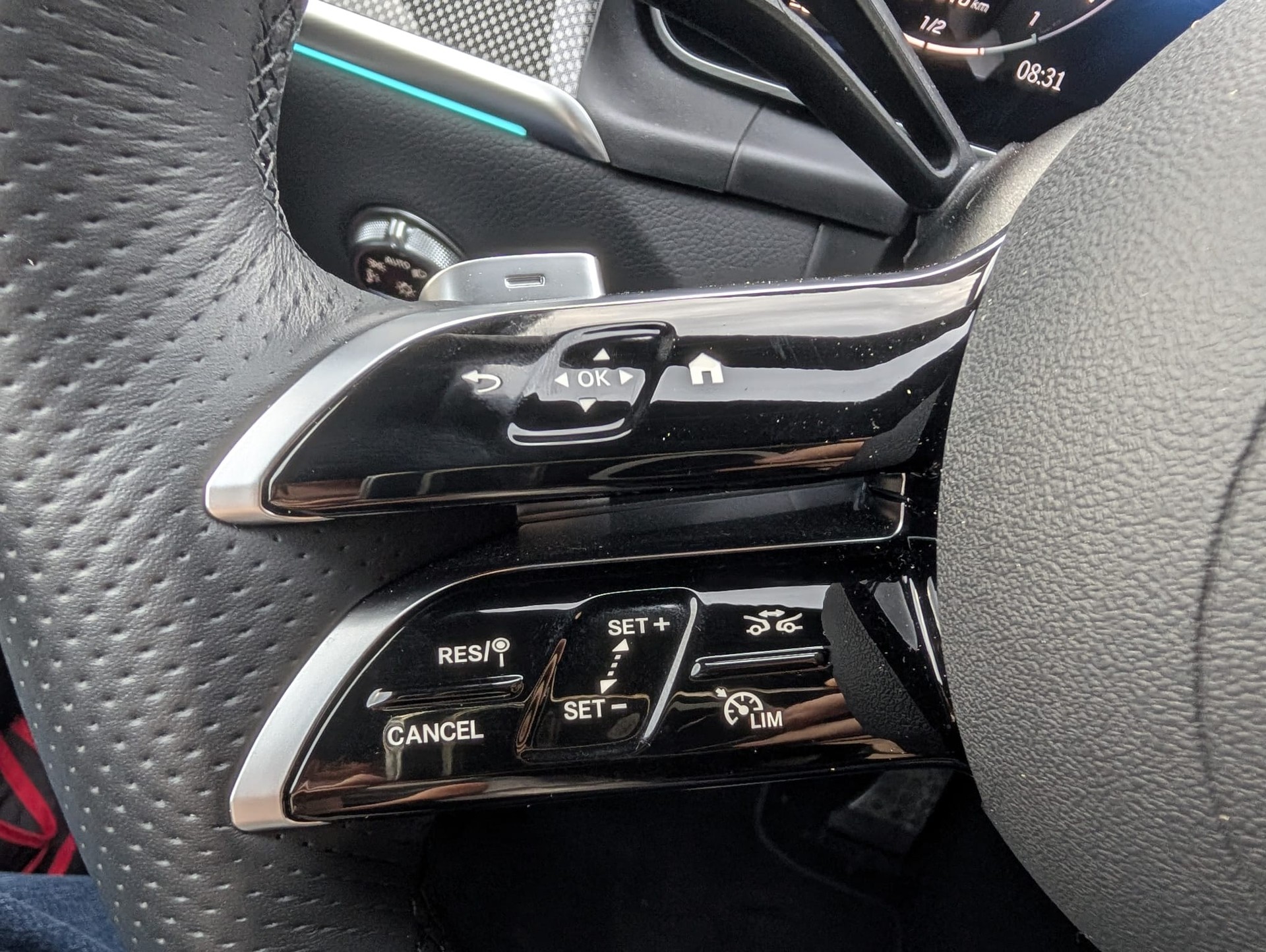 MERCEDES-BENZ GLC 300 4Matic AMG Line 9G-Tronic-image-12
