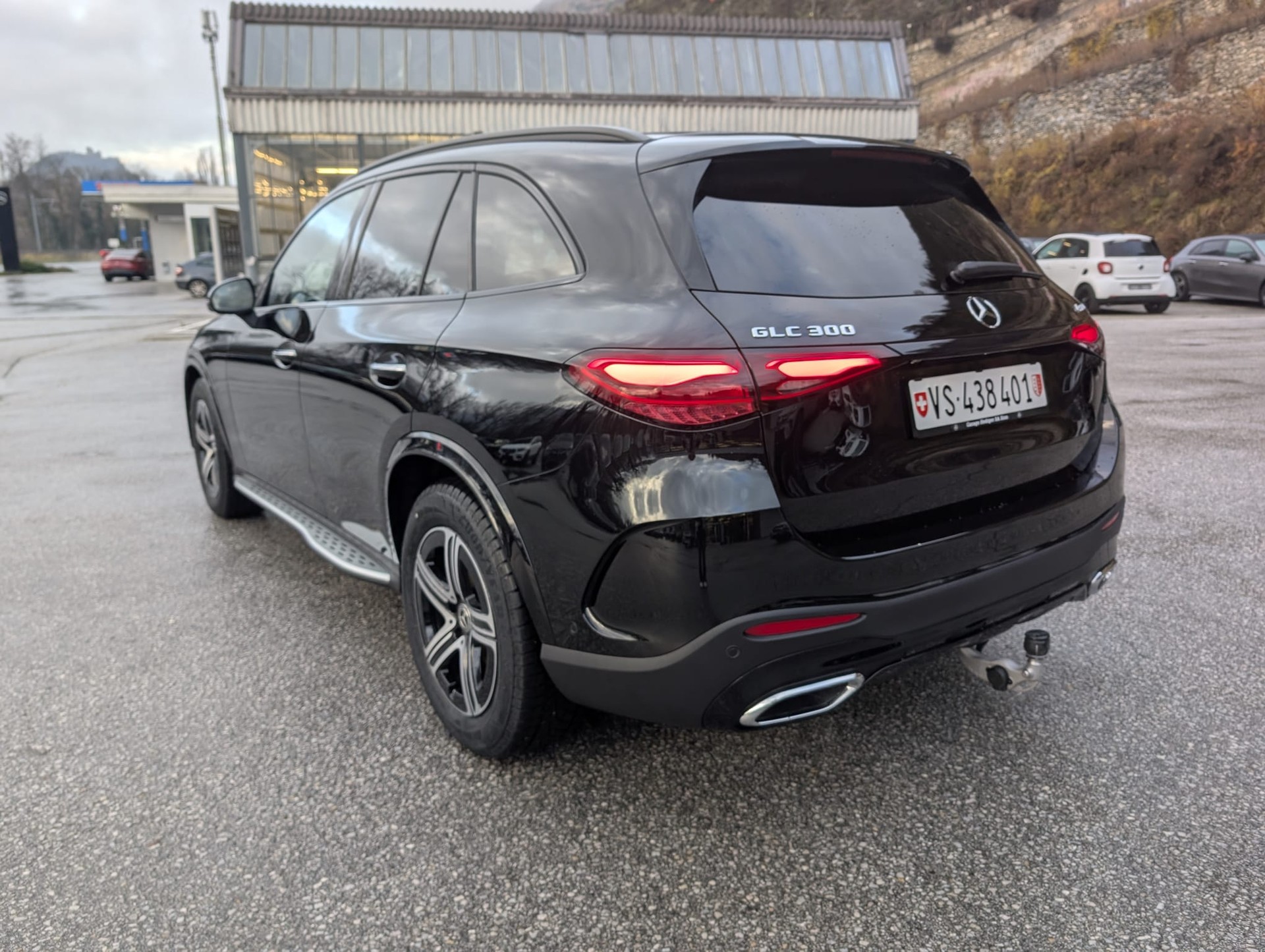 MERCEDES-BENZ GLC 300 4Matic AMG Line 9G-Tronic-showroom-element-3