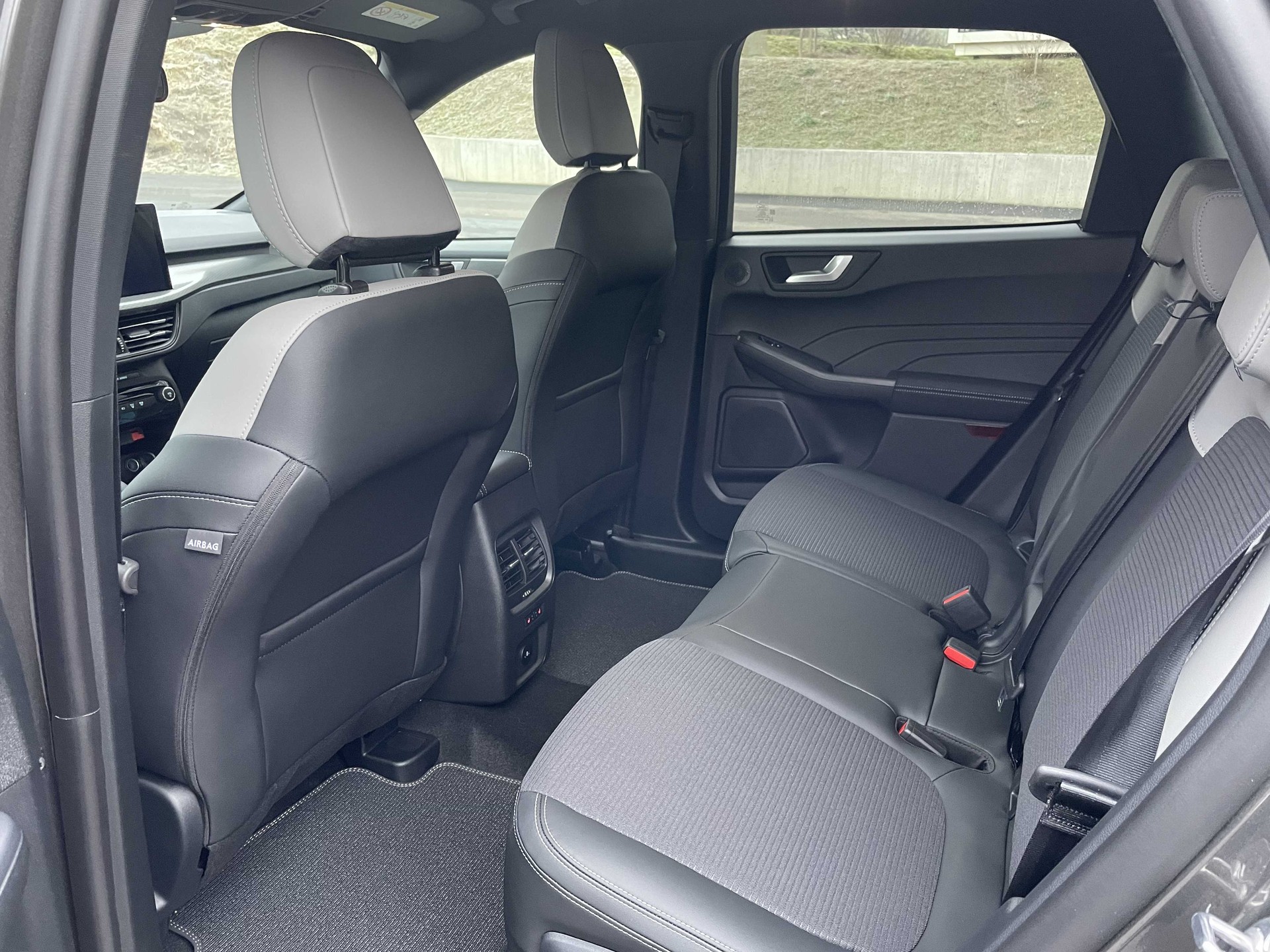FORD Kuga 2.5 Hybrid Sound Edition 4x4-image-22