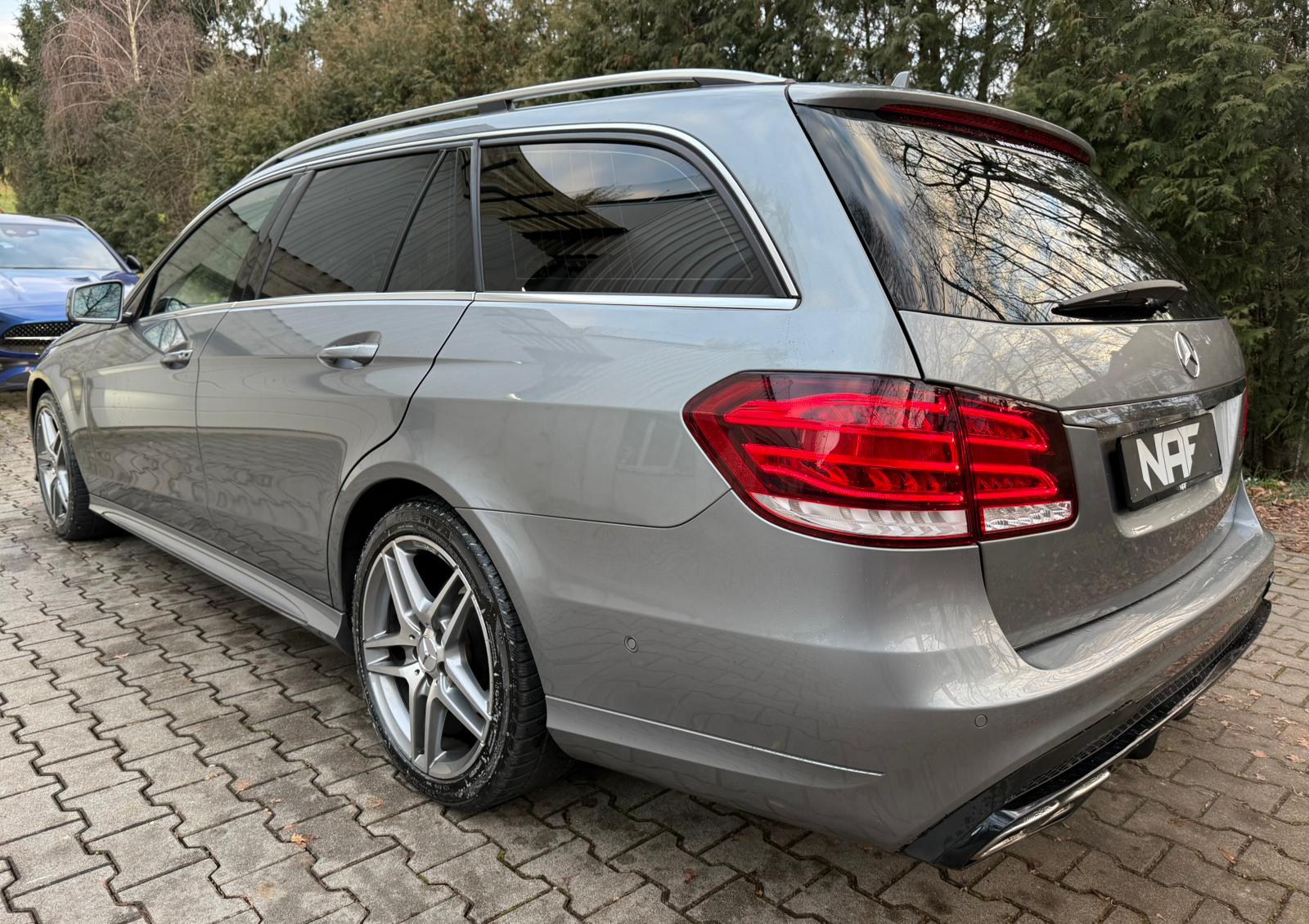MERCEDES-BENZ E 400 AMG-Line Avantgarde 4Matic 7G-Tronic-image-2