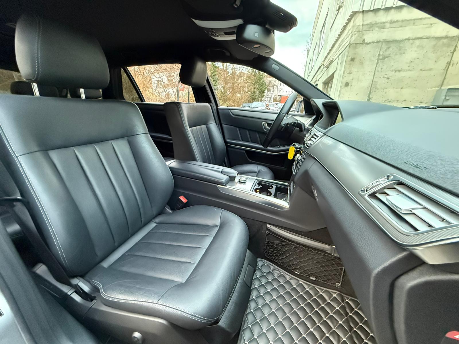MERCEDES-BENZ E 400 AMG-Line Avantgarde 4Matic 7G-Tronic-image-17