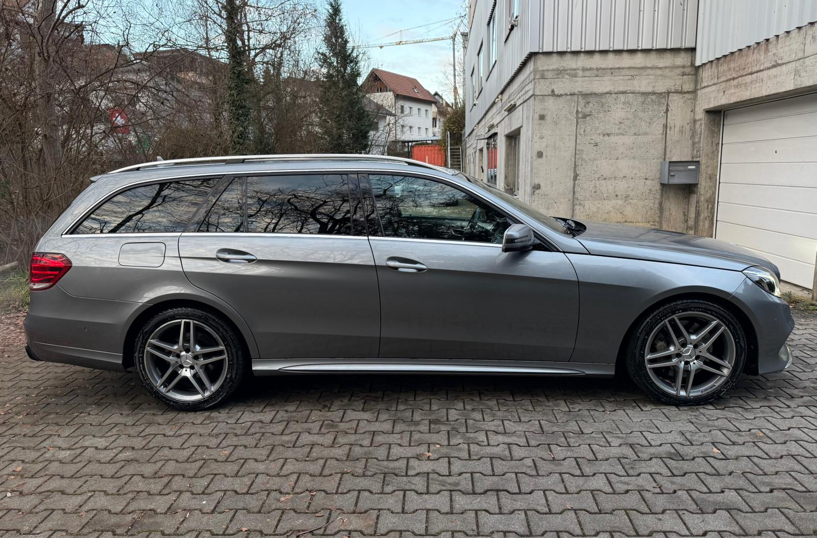 MERCEDES-BENZ E 400 AMG-Line Avantgarde 4Matic 7G-Tronic-image-5
