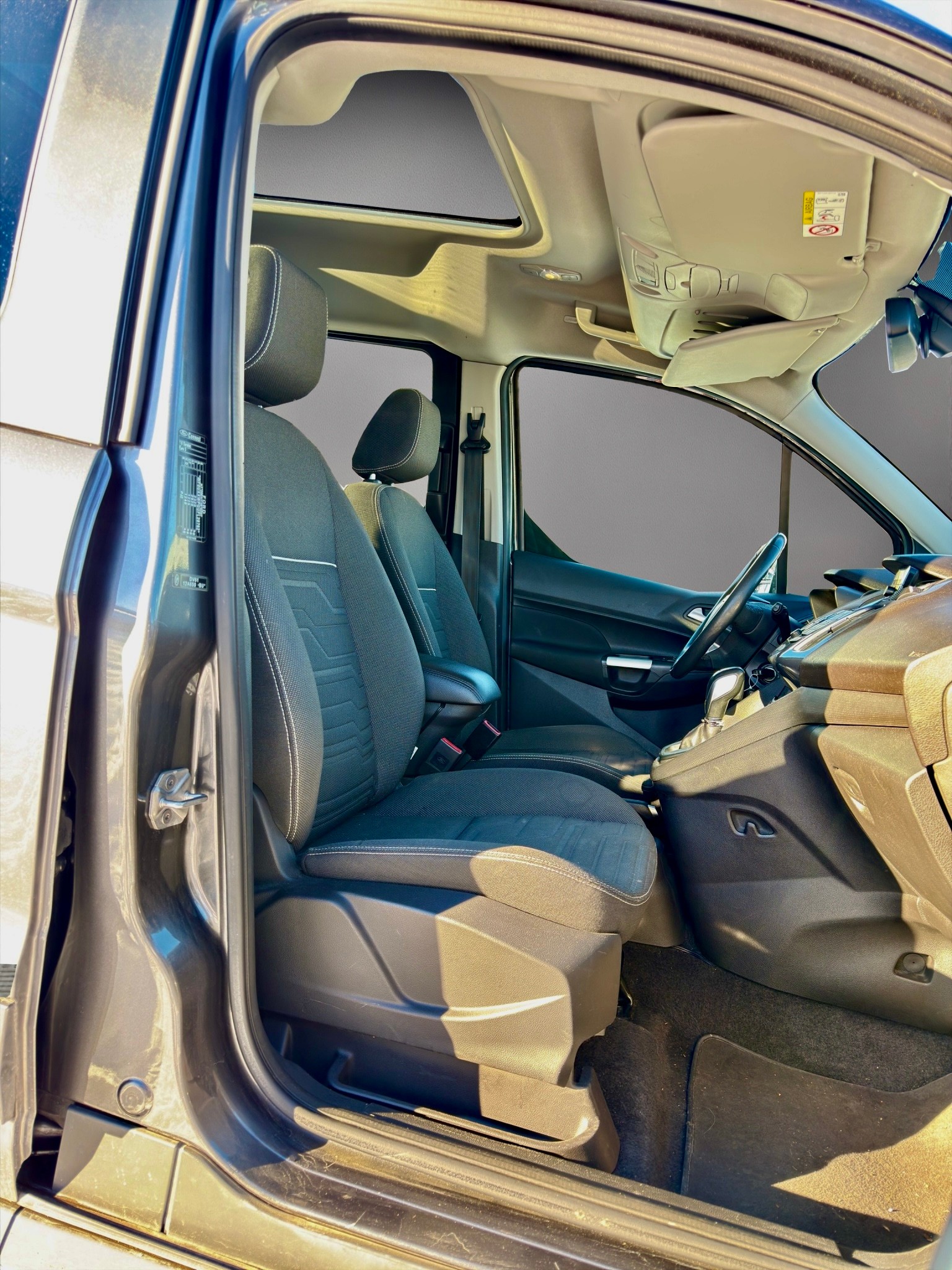 FORD Grand Tourneo Connect 1.6 SCTi Titanium Automatic, 7 Plätze, Panoramadach — slika 10