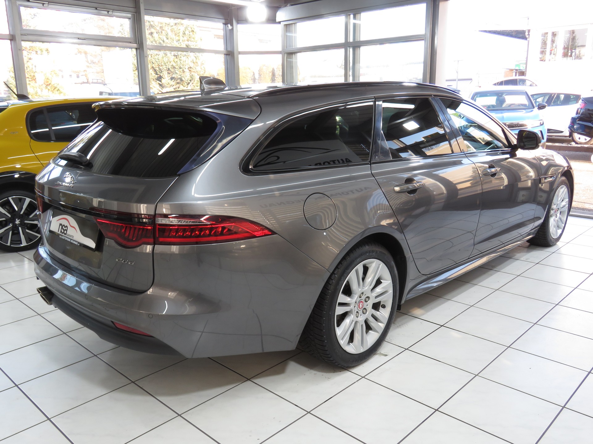 JAGUAR XF Sportbrake 20d R-Sport AWD Automatic-showroom-element-3