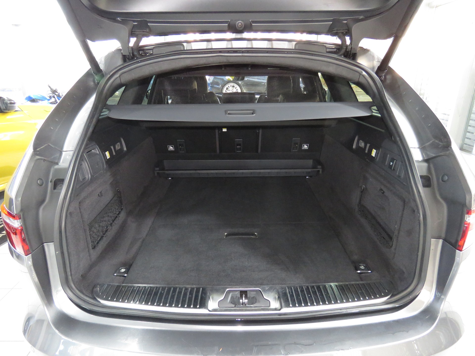 JAGUAR XF Sportbrake 20d R-Sport AWD Automatic-image-9