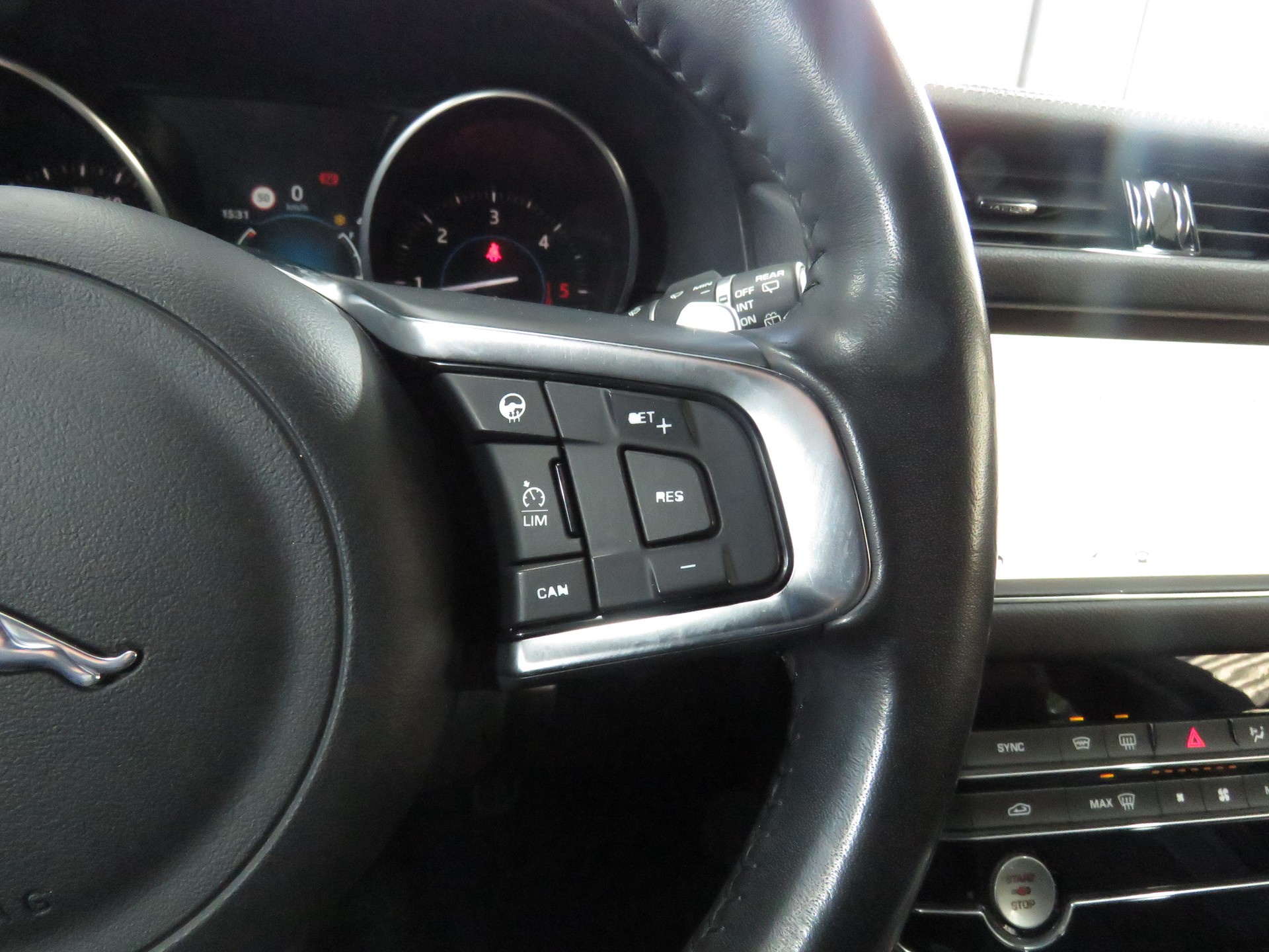 JAGUAR XF Sportbrake 20d R-Sport AWD Automatic-image-17