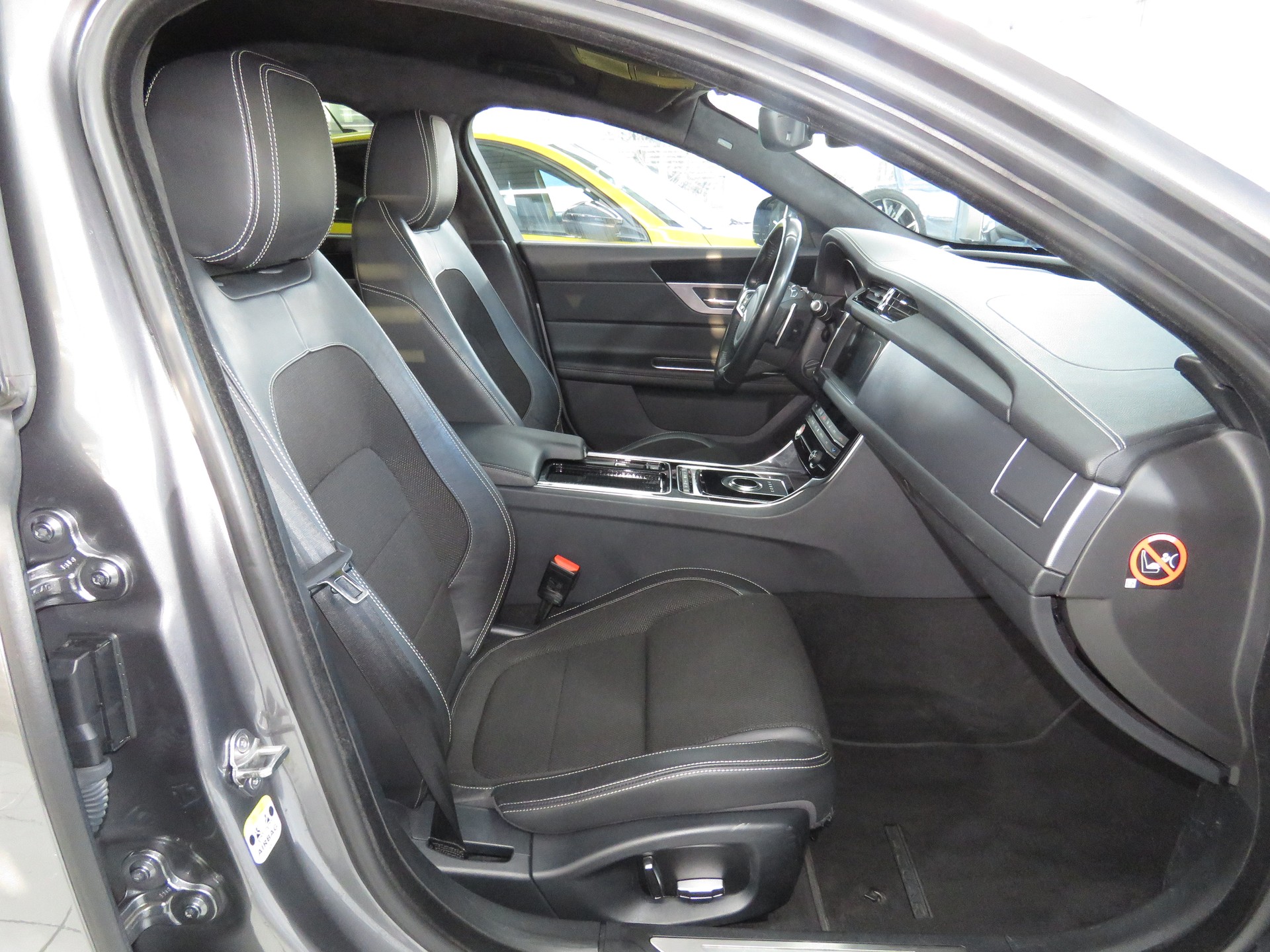JAGUAR XF Sportbrake 20d R-Sport AWD Automatic-image-11