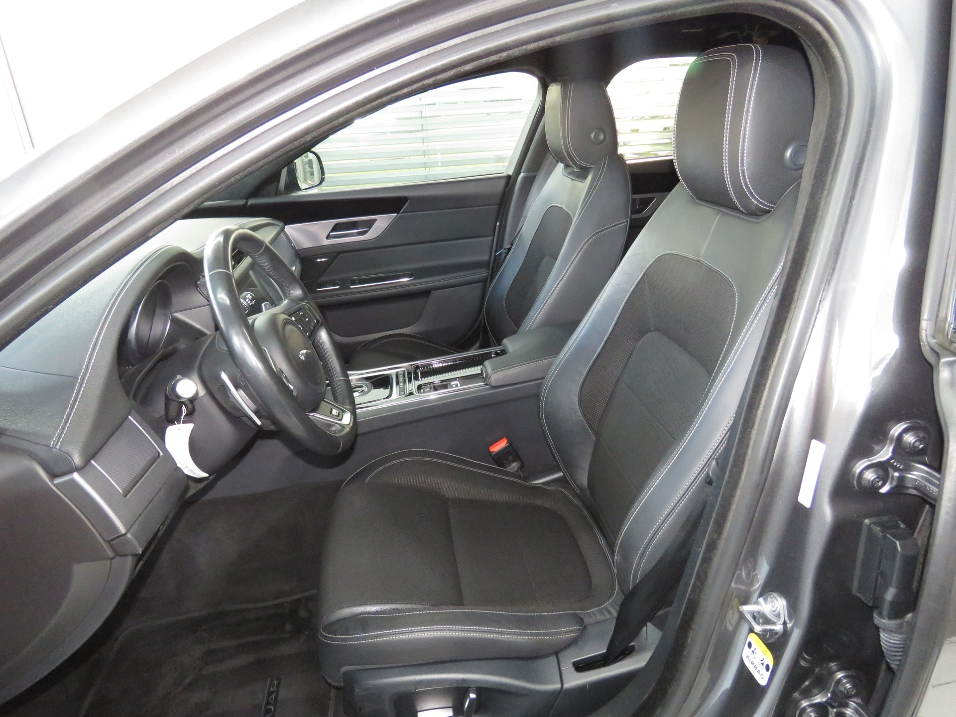 JAGUAR XF Sportbrake 20d R-Sport AWD Automatic-image-7