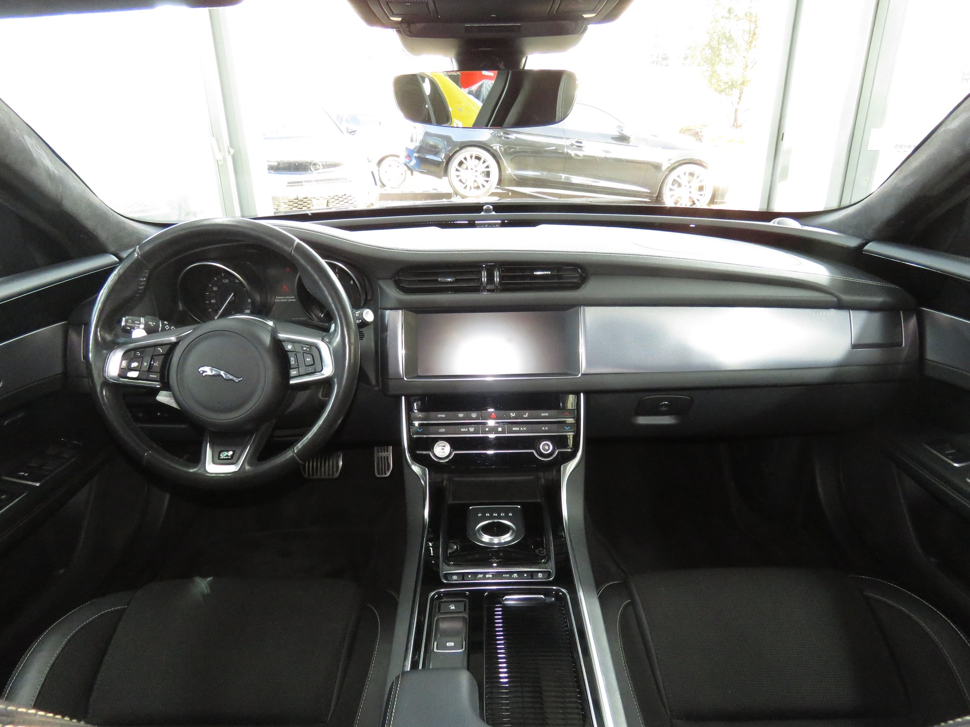 JAGUAR XF Sportbrake 20d R-Sport AWD Automatic-image-13