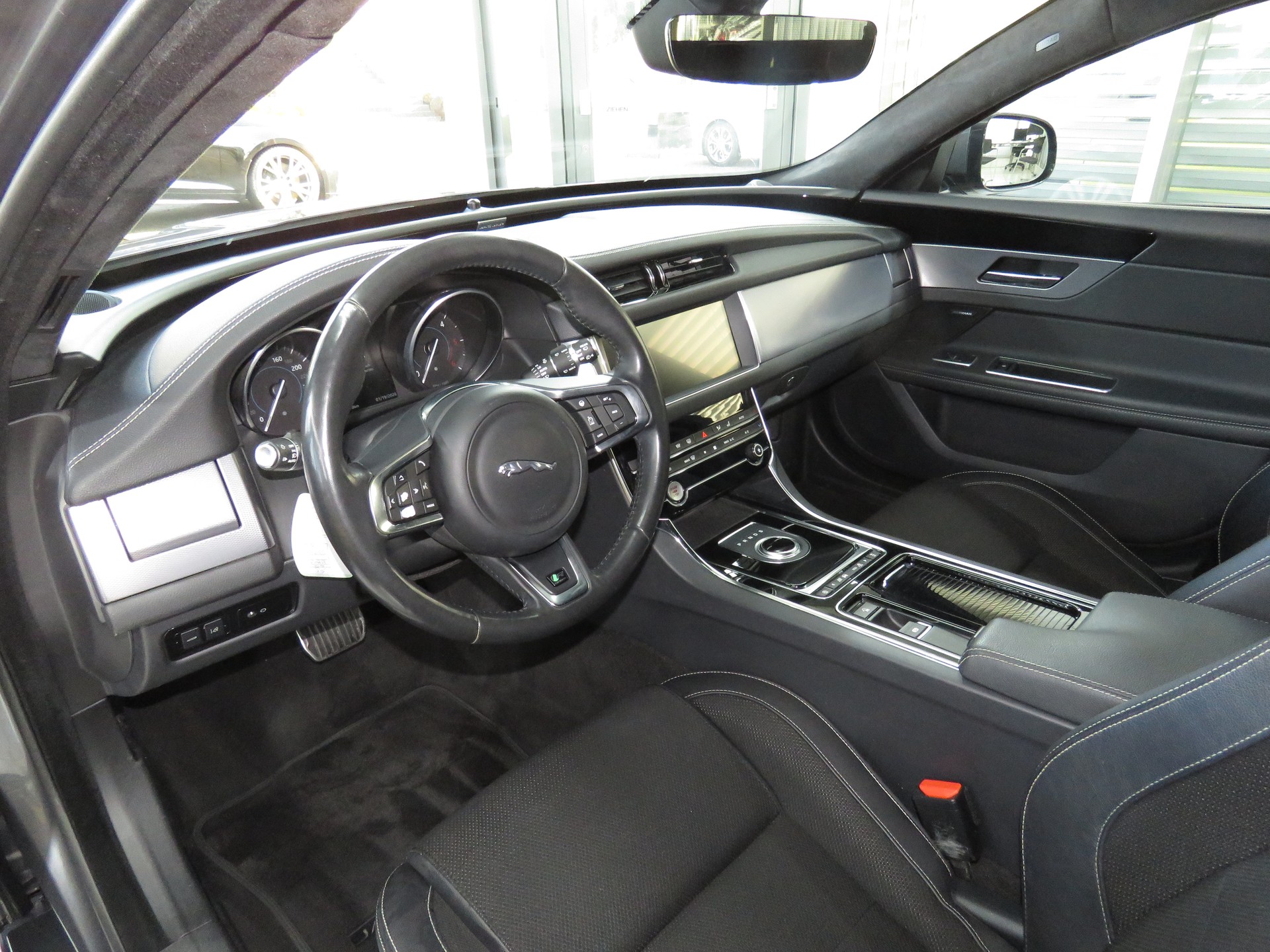 JAGUAR XF Sportbrake 20d R-Sport AWD Automatic-image-6