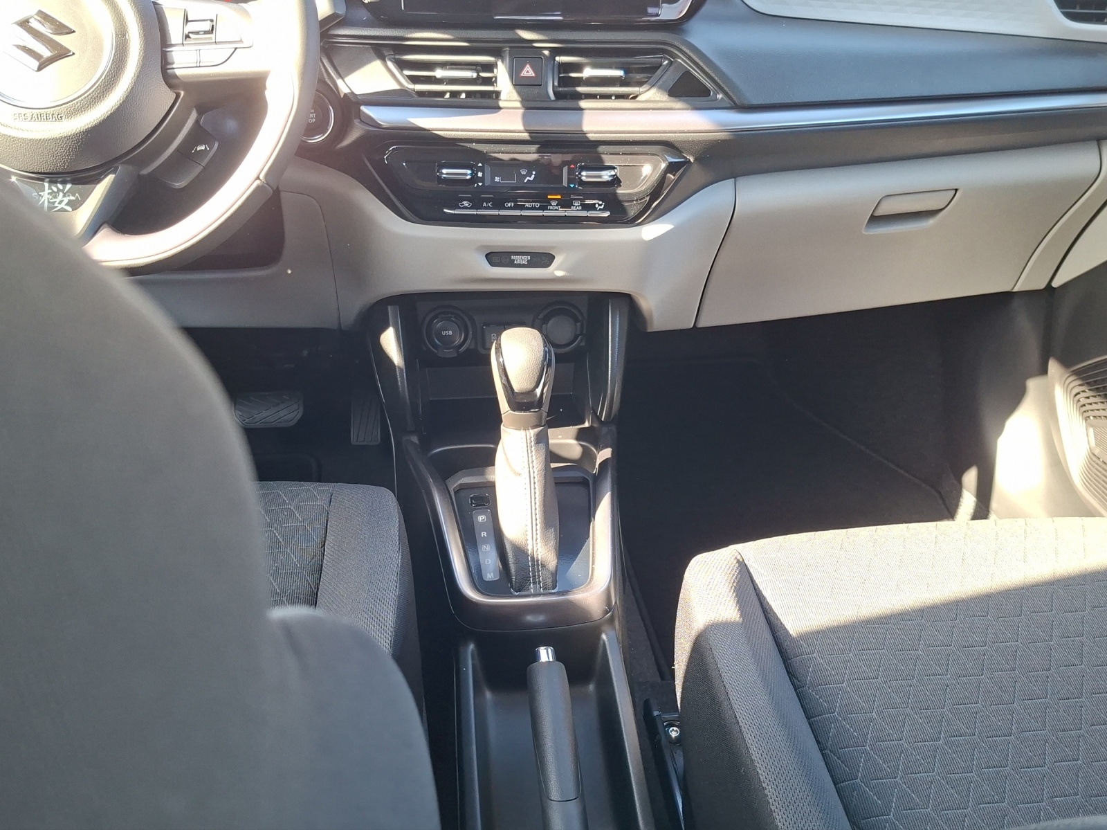 SUZUKI Swift 1.2 Sakura Top Hybrid-image-15