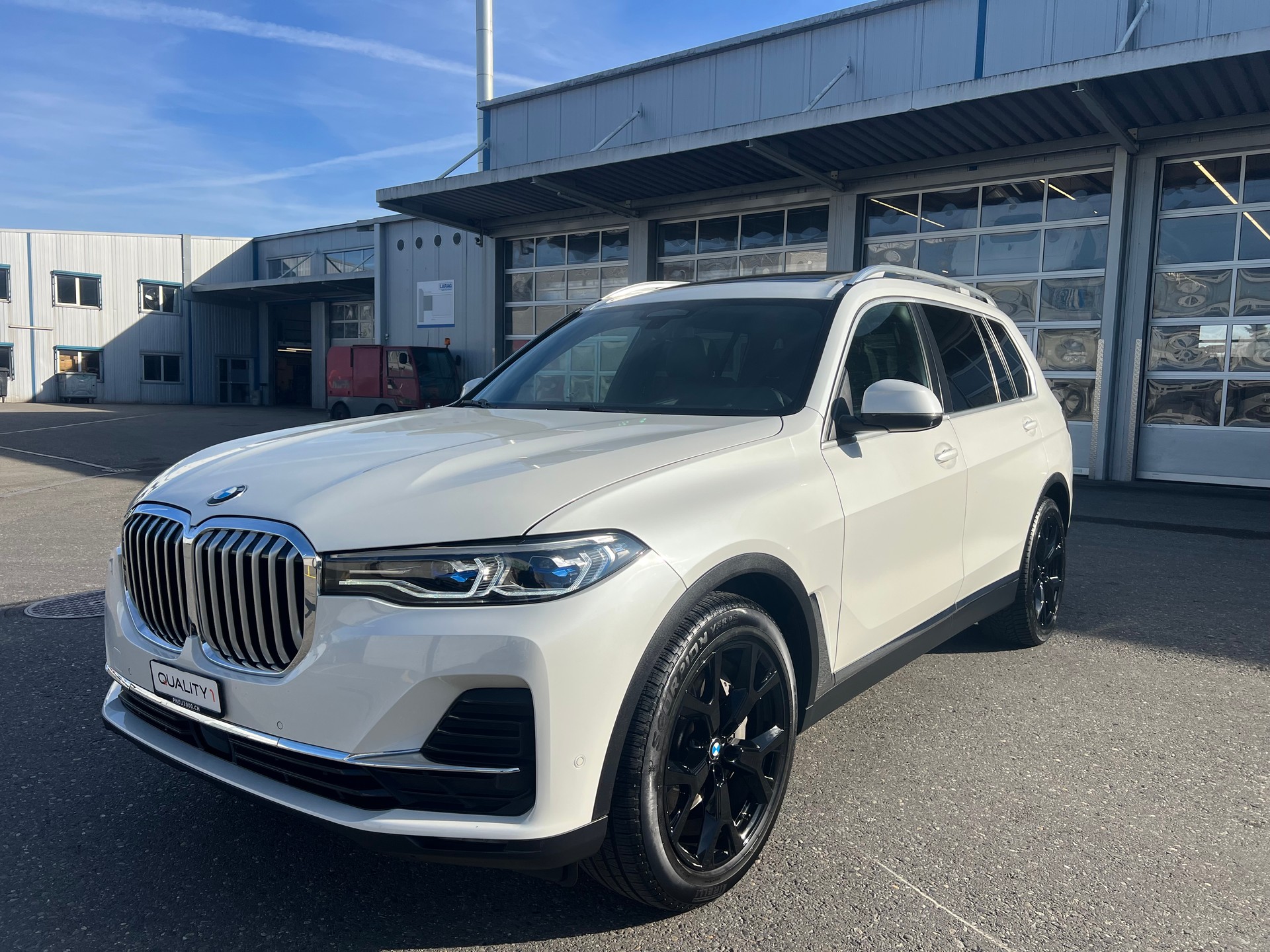 BMW X7 xDrive 40i Steptronic-showroom-element-1