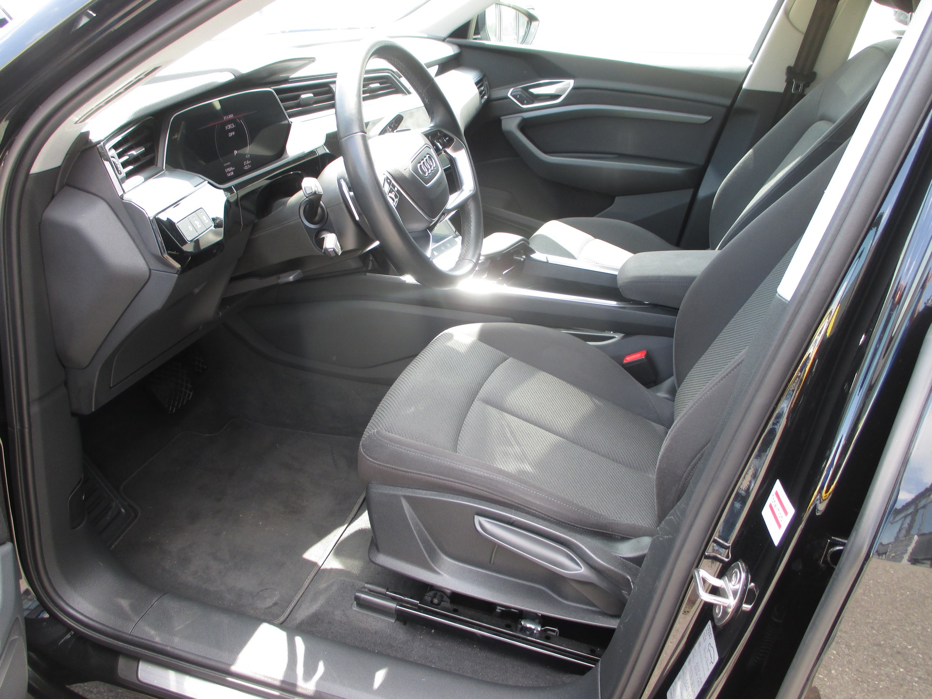 AUDI e-tron 55 Sportback quattro-image-11