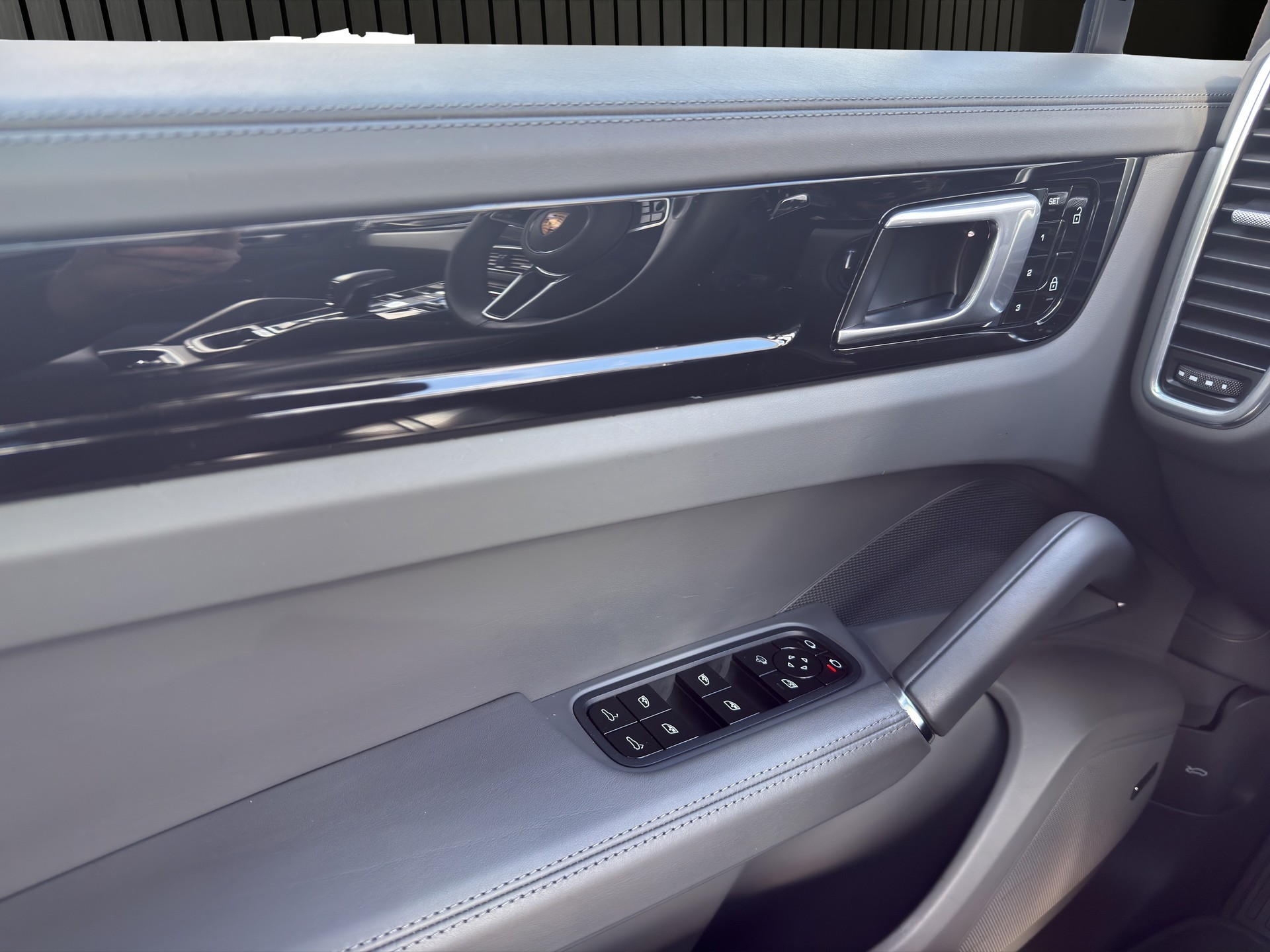 PORSCHE Cayenne S-image-12