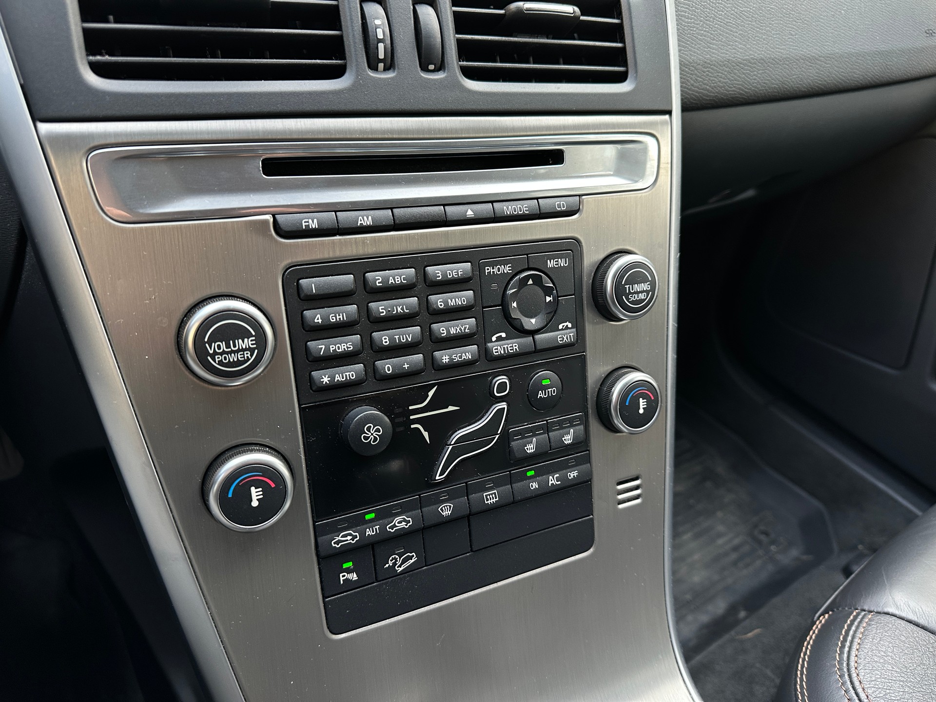 VOLVO XC60 D5 AWD Momentum-image-8