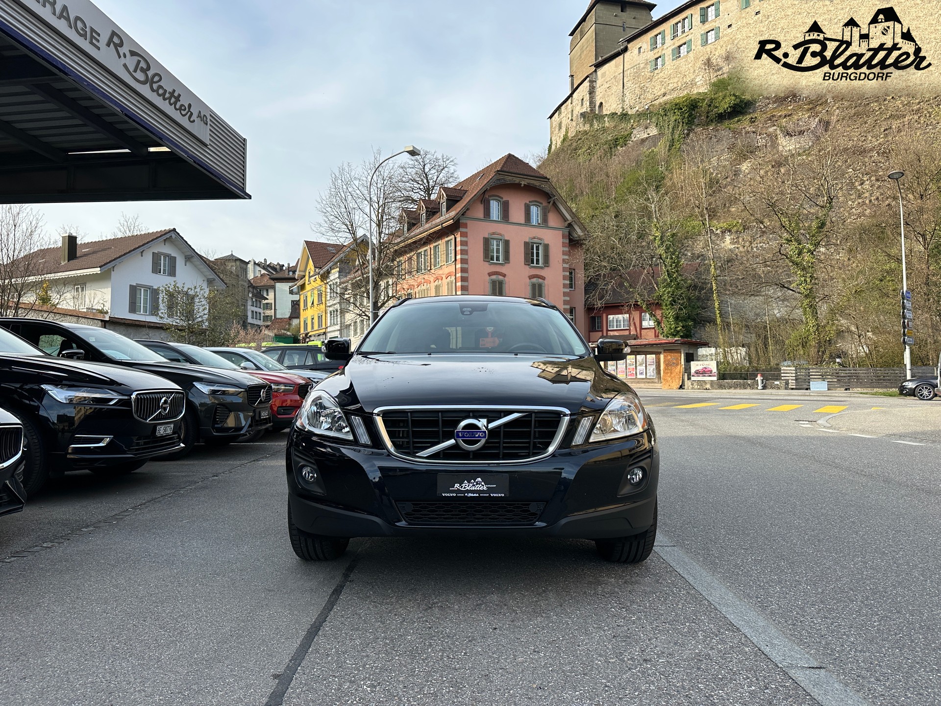 VOLVO XC60 D5 AWD Momentum-image-1
