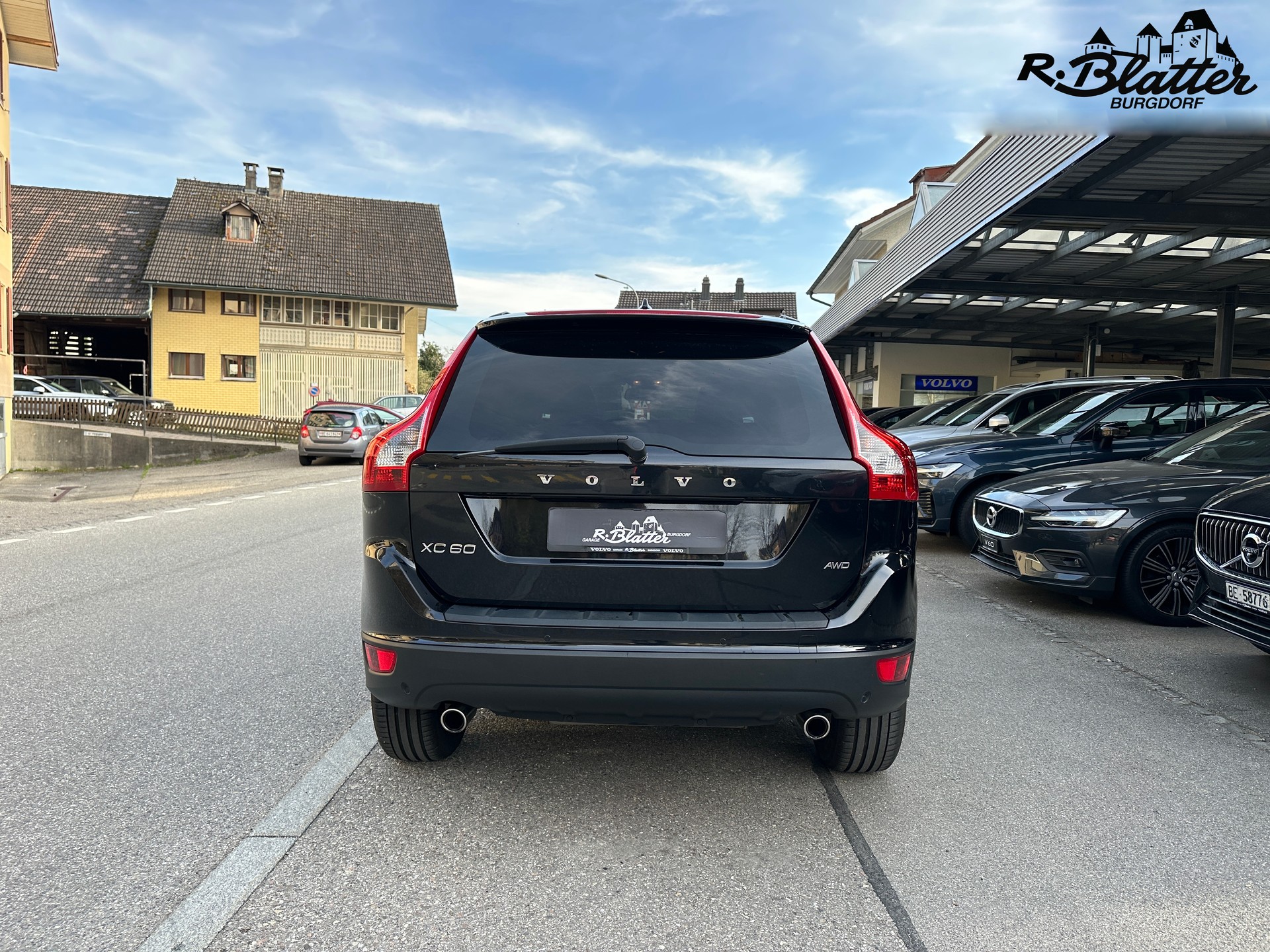 VOLVO XC60 D5 AWD Momentum-image-4