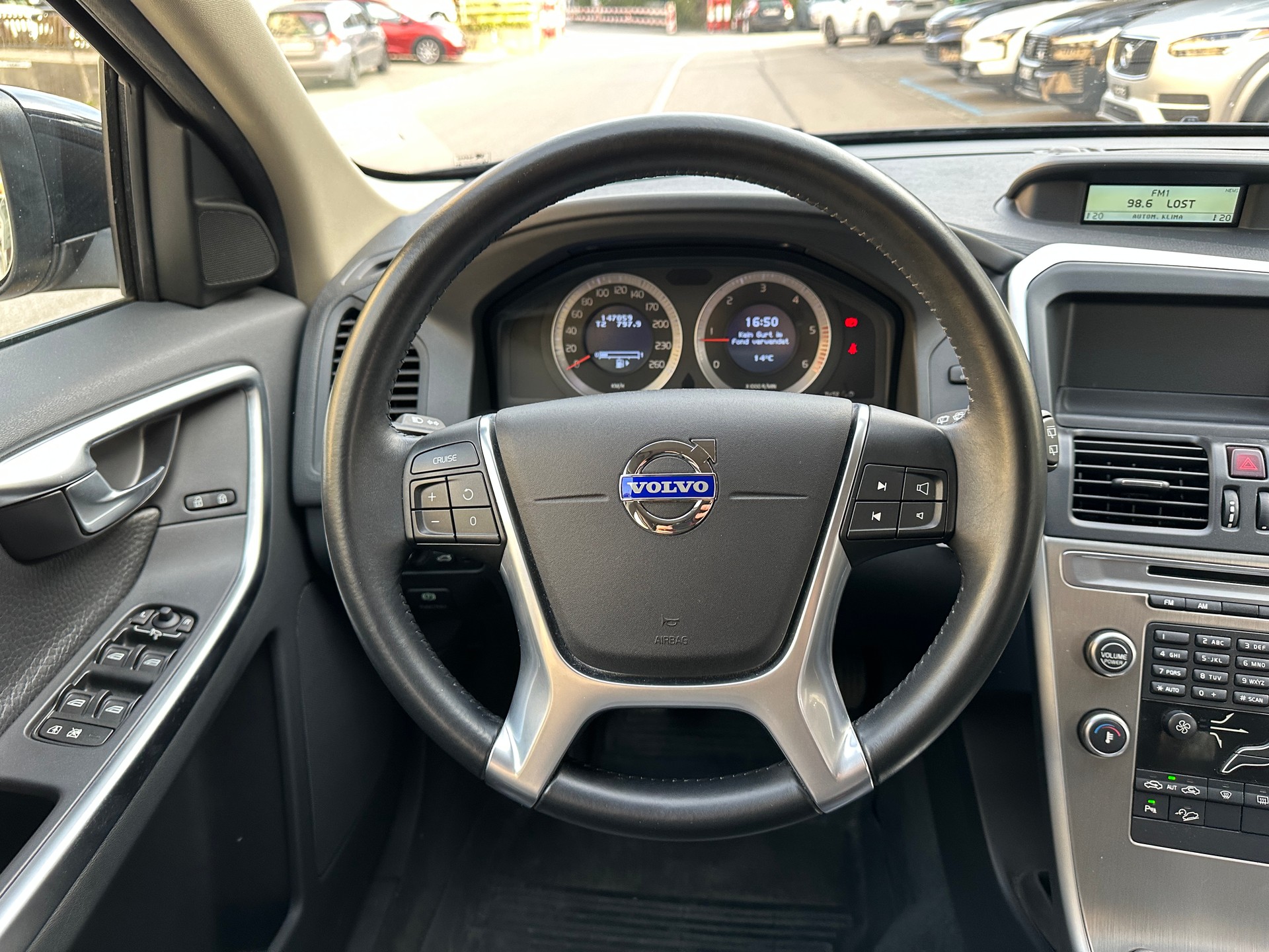 VOLVO XC60 D5 AWD Momentum-image-5