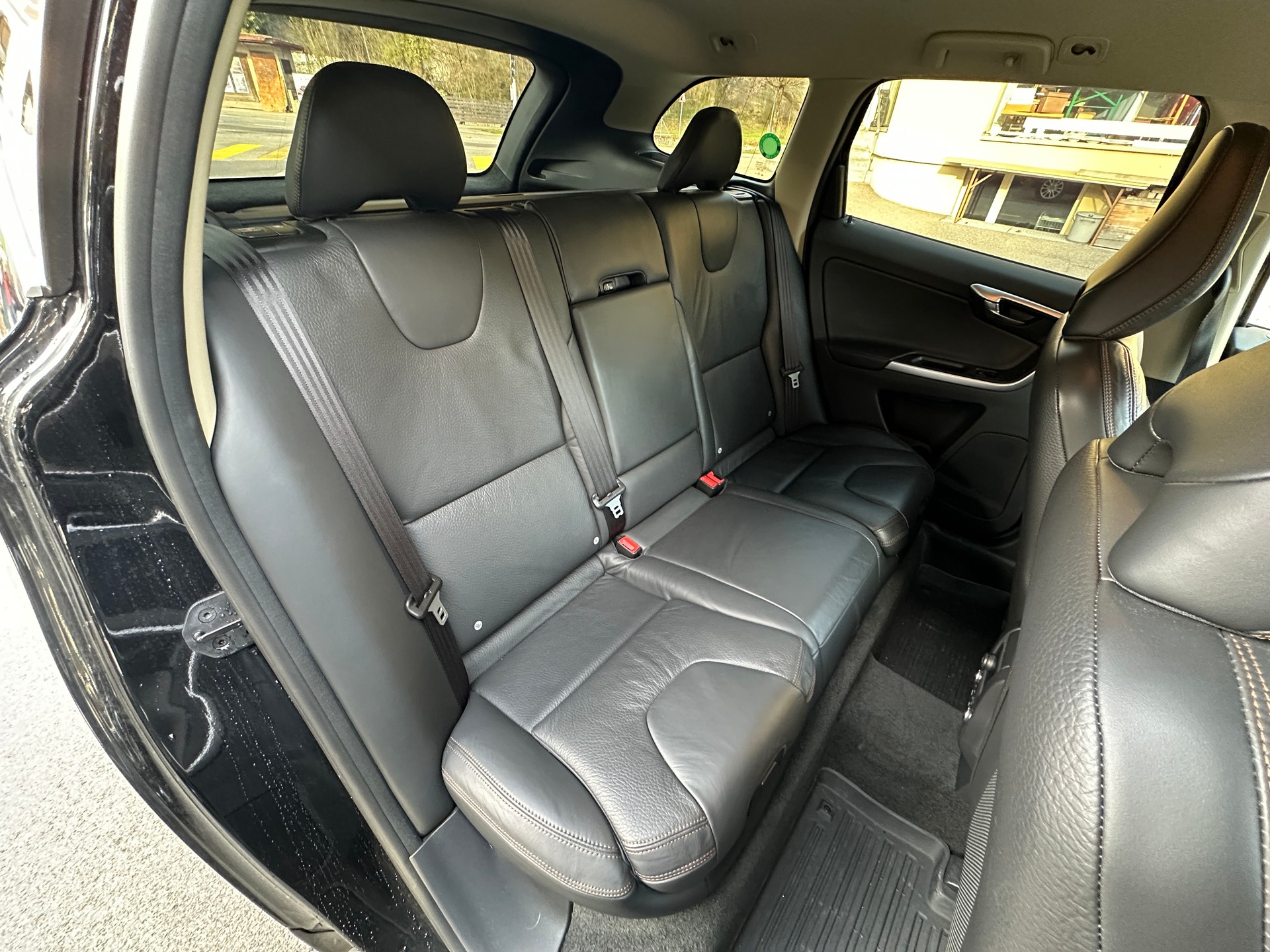 VOLVO XC60 D5 AWD Momentum-image-10