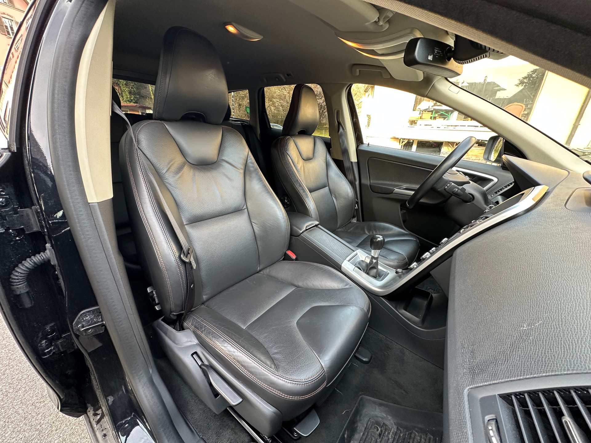 VOLVO XC60 D5 AWD Momentum-image-9