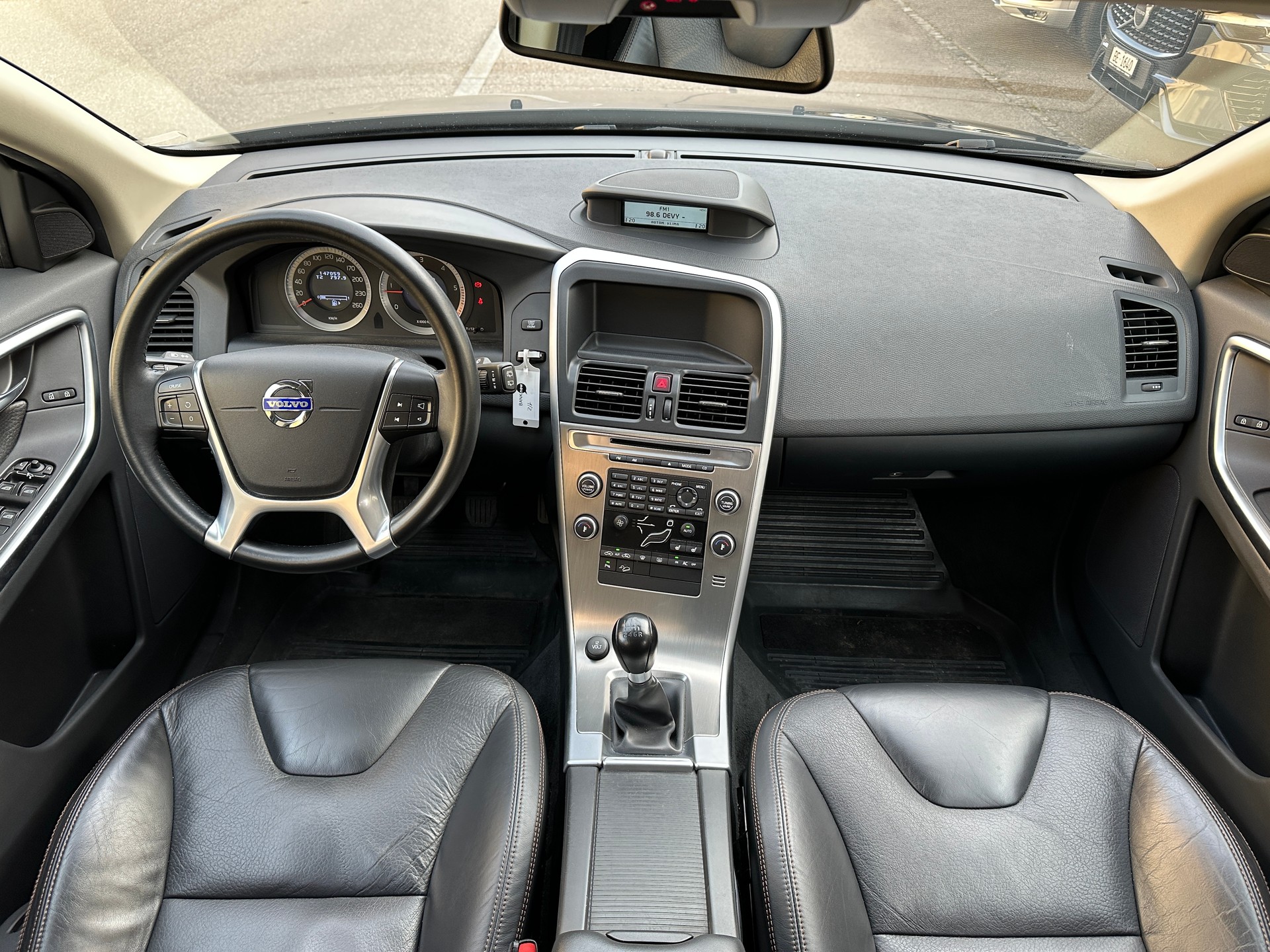VOLVO XC60 D5 AWD Momentum-image-7