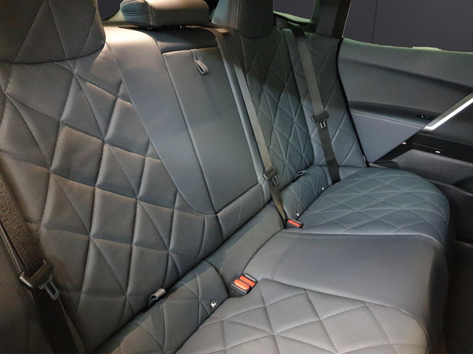 BMW iX M70-image-13