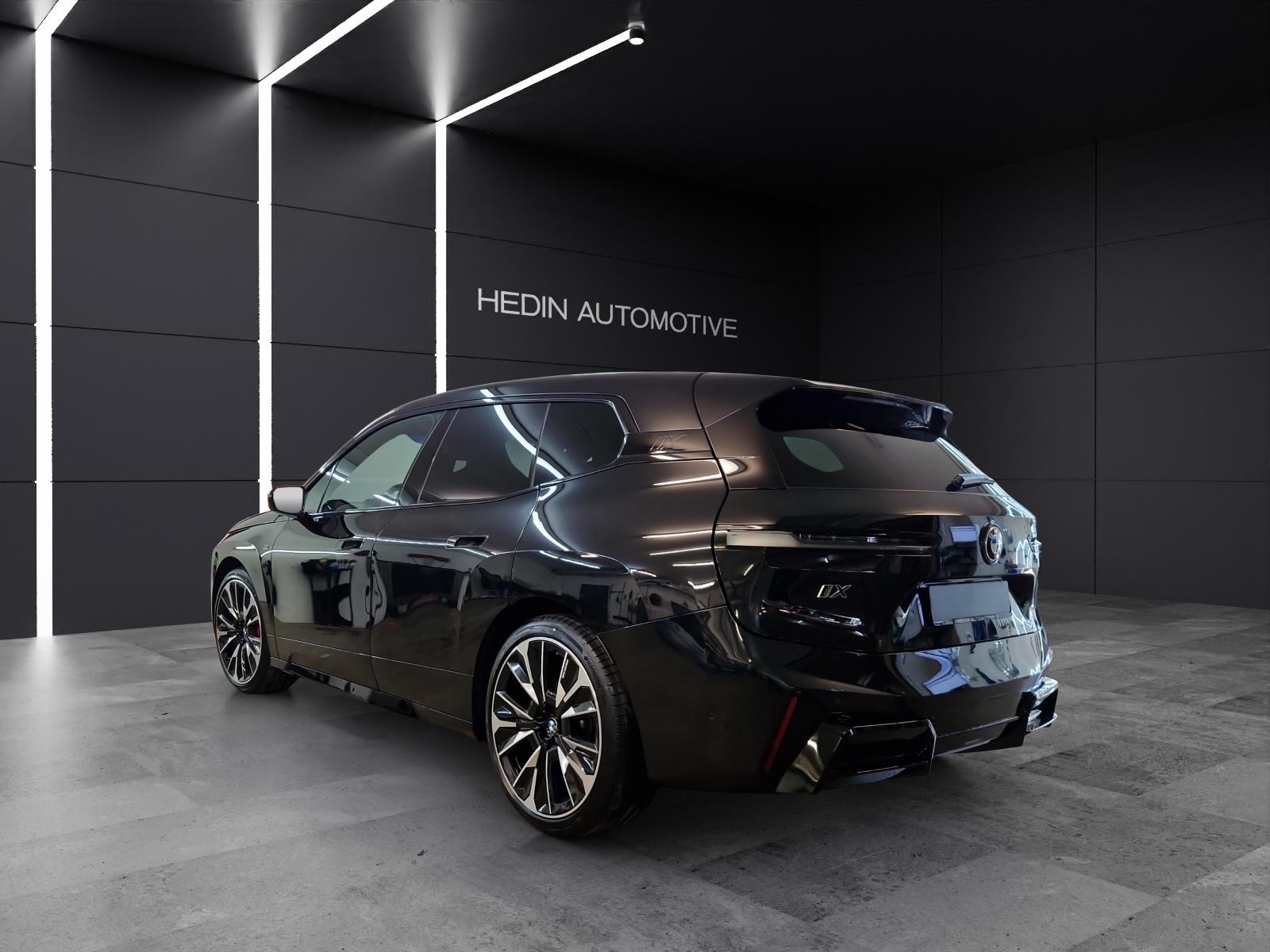 BMW iX M70-showroom-element-2