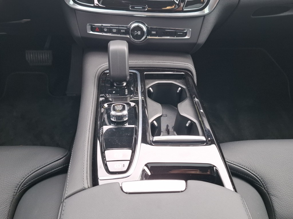 VOLVO S90 2.0 T8 TE Ultimate Dark eAWD-image-6