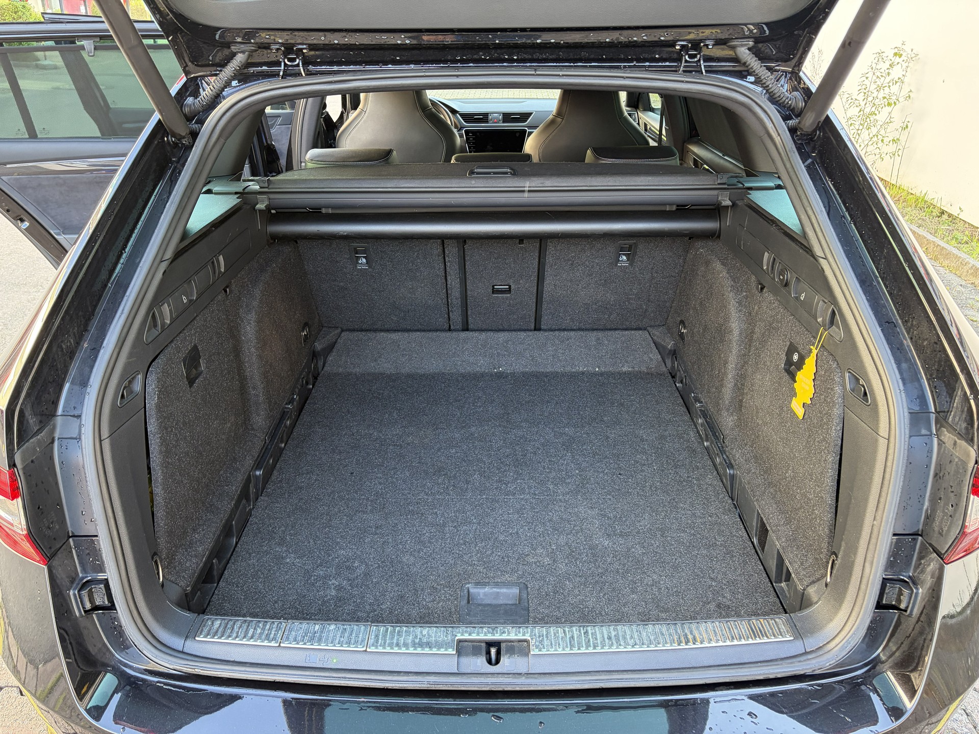 SKODA Superb Combi 2.0 TDi SportLine 4x4 DSG-image-12