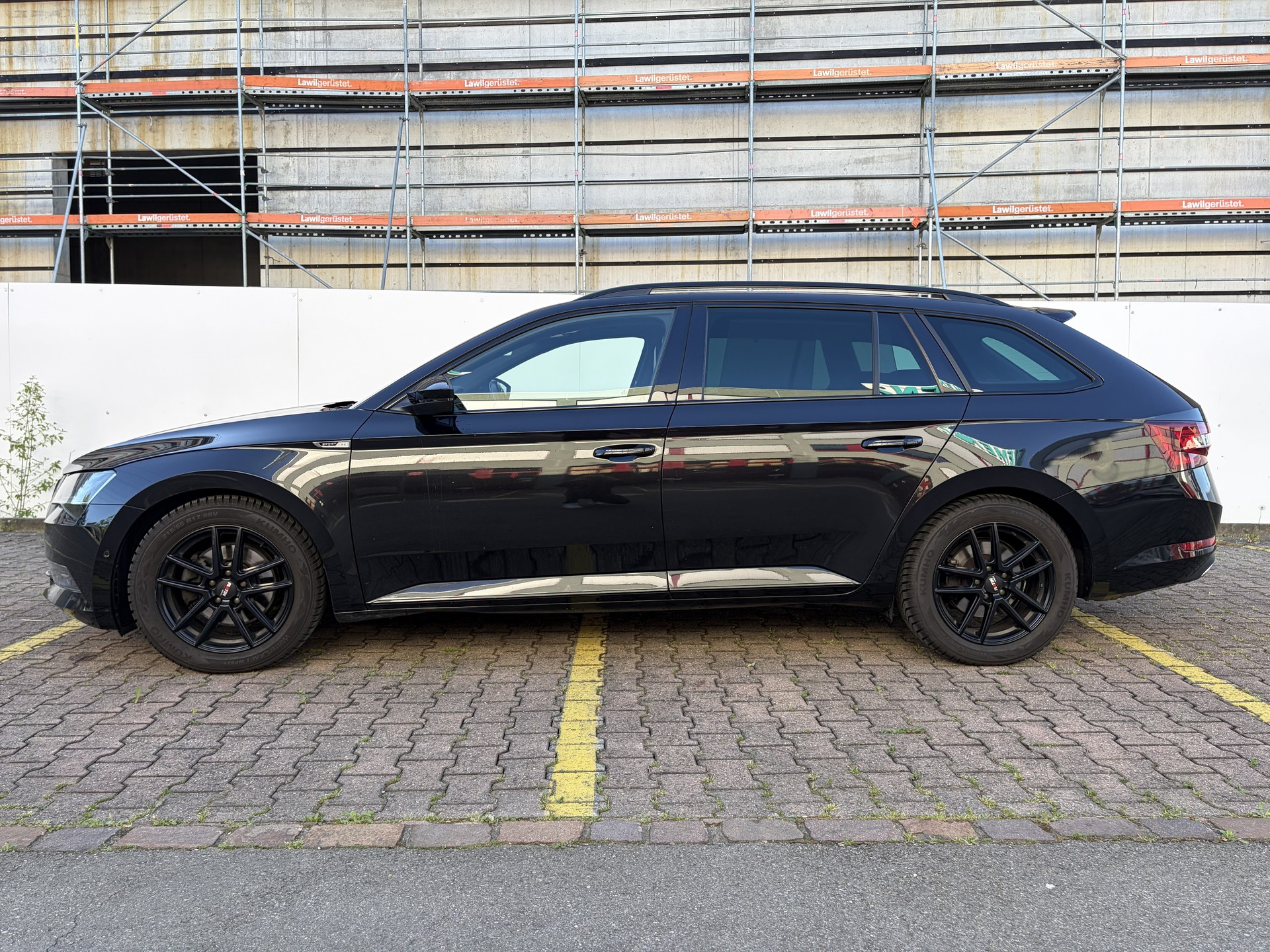 SKODA Superb Combi 2.0 TDi SportLine 4x4 DSG-image-4