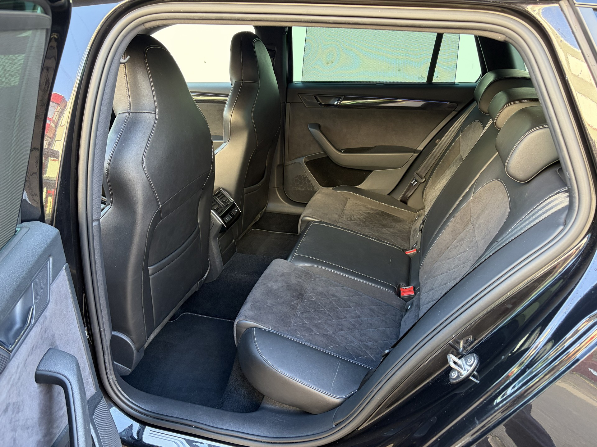 SKODA Superb Combi 2.0 TDi SportLine 4x4 DSG-image-9